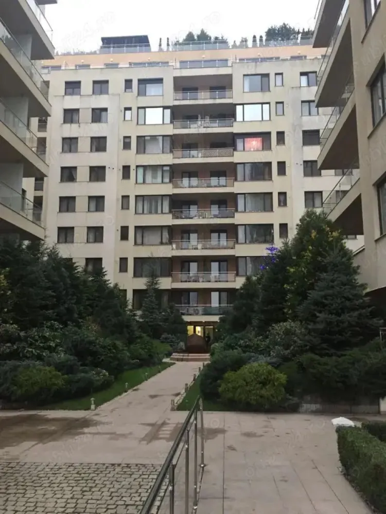 Apartament 2 camere zona Herastrau - Apartament 2 camere 40 mp, complet mobilat, utilat, parter, terasa 35 mp, 800 euro plus taxe declarare contract, loc de parcare si boxa subteran incluse, in blocul cu copacei deasupra. Fara animale de companie, de preferat nefumator.