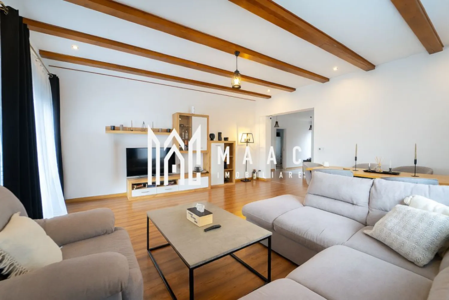 Casa individuala moderna pe un nivel | 645 MP | Cristian - MAAC Imobiliare vă propune spre vânzare o casă individuală, pe un singur nivel, amplasată în localitatea Cristian, într-o zonă liniștită, cu acces rapid către oraș și infrastructură completă (drum asfaltat, utilități integral racordate). Detalii generale: Suprafață utilă: 133 mp Suprafață teren: 645 mp Teren liber: aproximativ 400 mp Construcție pe un singur nivel, cu pod mansardabil și pivniță Compartimentare interioară: Living de 29 mp, spațios și luminos, cu ferestre ample și ieșire directă pe terasa acoperită Bucătărie închisă de 12,8 mp, cu lumină naturală din două direcții și acces către balconul deschis de 4,6 mp Două dormitoare, dintre care unul matrimonial cu baie proprie A doua baie pe hol, de 6,1 mp Hol de 15,5 mp, care oferă fluiditate și separare inteligentă a zonelor Terasă acoperită de 23,2 mp Spații auxiliare și funcționale: Pivniță compartimentată în două încăperi, de 22,8 mp și 8,4 mp Carport acoperit de 41 mp, spațiu de parcare protejat pentru două mașini Pod mansardabil, oferind posibilitatea de extindere sau depozitare suplimentară Dotări și finisaje: Proprietatea se vinde complet mobilată și utilată, cu electrocasnice Sistem video de supraveghere Toate actele și documentația sunt pregătite pentru tranzacție Pentru mai multe detalii precizati telefonic ca ati vazut anuntul cu ID: CP2781990 }}