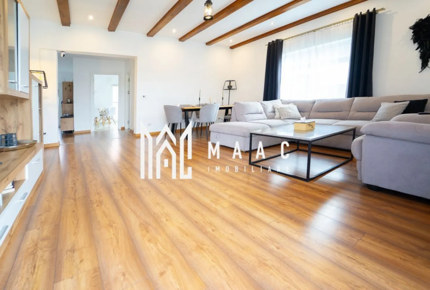 Casa individuala moderna pe un nivel | 645 MP | Cristian - MAAC Imobiliare vă propune spre vânzare o casă individuală, pe un singur nivel, amplasată în localitatea Cristian, într-o zonă liniștită, cu acces rapid către oraș și infrastructură completă (drum asfaltat, utilități integral racordate). Detalii generale: Suprafață utilă: 133 mp Suprafață teren: 645 mp Teren liber: aproximativ 400 mp Construcție pe un singur nivel, cu pod mansardabil și pivniță Compartimentare interioară: Living de 29 mp, spațios și luminos, cu ferestre ample și ieșire directă pe terasa acoperită Bucătărie închisă de 12,8 mp, cu lumină naturală din două direcții și acces către balconul deschis de 4,6 mp Două dormitoare, dintre care unul matrimonial cu baie proprie A doua baie pe hol, de 6,1 mp Hol de 15,5 mp, care oferă fluiditate și separare inteligentă a zonelor Terasă acoperită de 23,2 mp Spații auxiliare și funcționale: Pivniță compartimentată în două încăperi, de 22,8 mp și 8,4 mp Carport acoperit de 41 mp, spațiu de parcare protejat pentru două mașini Pod mansardabil, oferind posibilitatea de extindere sau depozitare suplimentară Dotări și finisaje: Proprietatea se vinde complet mobilată și utilată, cu electrocasnice Sistem video de supraveghere Toate actele și documentația sunt pregătite pentru tranzacție Pentru mai multe detalii precizati telefonic ca ati vazut anuntul cu ID: CP2781990 }}