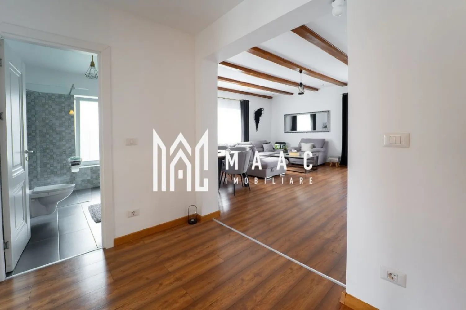 Casa individuala moderna pe un nivel | 645 MP | Cristian - MAAC Imobiliare vă propune spre vânzare o casă individuală, pe un singur nivel, amplasată în localitatea Cristian, într-o zonă liniștită, cu acces rapid către oraș și infrastructură completă (drum asfaltat, utilități integral racordate). Detalii generale: Suprafață utilă: 133 mp Suprafață teren: 645 mp Teren liber: aproximativ 400 mp Construcție pe un singur nivel, cu pod mansardabil și pivniță Compartimentare interioară: Living de 29 mp, spațios și luminos, cu ferestre ample și ieșire directă pe terasa acoperită Bucătărie închisă de 12,8 mp, cu lumină naturală din două direcții și acces către balconul deschis de 4,6 mp Două dormitoare, dintre care unul matrimonial cu baie proprie A doua baie pe hol, de 6,1 mp Hol de 15,5 mp, care oferă fluiditate și separare inteligentă a zonelor Terasă acoperită de 23,2 mp Spații auxiliare și funcționale: Pivniță compartimentată în două încăperi, de 22,8 mp și 8,4 mp Carport acoperit de 41 mp, spațiu de parcare protejat pentru două mașini Pod mansardabil, oferind posibilitatea de extindere sau depozitare suplimentară Dotări și finisaje: Proprietatea se vinde complet mobilată și utilată, cu electrocasnice Sistem video de supraveghere Toate actele și documentația sunt pregătite pentru tranzacție Pentru mai multe detalii precizati telefonic ca ati vazut anuntul cu ID: CP2781990 }}