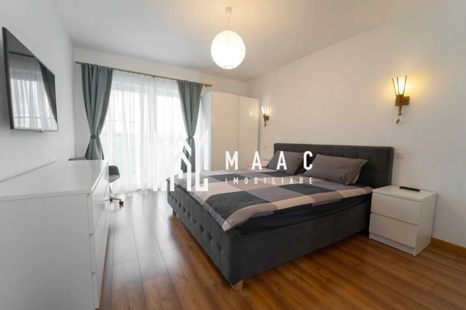 Casa individuala moderna pe un nivel | 645 MP | Cristian - MAAC Imobiliare vă propune spre vânzare o casă individuală, pe un singur nivel, amplasată în localitatea Cristian, într-o zonă liniștită, cu acces rapid către oraș și infrastructură completă (drum asfaltat, utilități integral racordate). Detalii generale: Suprafață utilă: 133 mp Suprafață teren: 645 mp Teren liber: aproximativ 400 mp Construcție pe un singur nivel, cu pod mansardabil și pivniță Compartimentare interioară: Living de 29 mp, spațios și luminos, cu ferestre ample și ieșire directă pe terasa acoperită Bucătărie închisă de 12,8 mp, cu lumină naturală din două direcții și acces către balconul deschis de 4,6 mp Două dormitoare, dintre care unul matrimonial cu baie proprie A doua baie pe hol, de 6,1 mp Hol de 15,5 mp, care oferă fluiditate și separare inteligentă a zonelor Terasă acoperită de 23,2 mp Spații auxiliare și funcționale: Pivniță compartimentată în două încăperi, de 22,8 mp și 8,4 mp Carport acoperit de 41 mp, spațiu de parcare protejat pentru două mașini Pod mansardabil, oferind posibilitatea de extindere sau depozitare suplimentară Dotări și finisaje: Proprietatea se vinde complet mobilată și utilată, cu electrocasnice Sistem video de supraveghere Toate actele și documentația sunt pregătite pentru tranzacție Pentru mai multe detalii precizati telefonic ca ati vazut anuntul cu ID: CP2781990 }}