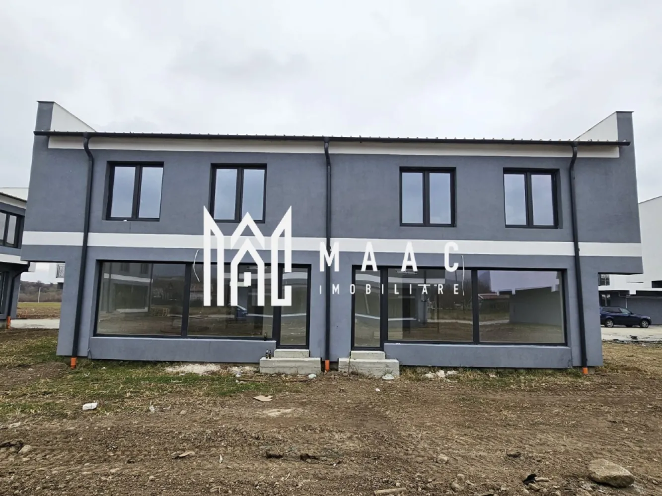 BLACK FRIDAY-Casa Tip Duplex | 110MPU | 264MP Teren | La Alb - BLACK FRIDAY - Profită de cea mai bună perioadă din an pentru a deveni proprietar! MAAC Imobiliare va propune spre vanzare o locuință tip duplex cu predare La Alb . Această proprietate este amplasată într-o linistita, aproape de toate facilitățile urbane, dar oferind în același timp liniștea specifică unei zone rezidențiale de calitate. Descriere proprietate Suprafață utilă: 110. mp Suprafață construită: 168 mp Teren total: 264 mp, cu o amprentă la sol de 70 mp Compartimentare inteligentă Parter: Bucătărie spațioasă, ideală pentru gătit și socializare Hol de acces Baie spatioasa Living generos, cu lumină naturală din abundență și acces direct în grădina proprie Etaj: 3 dormitoare confortabile, unul dintre ele cu ieșire pe balcon Baie spatioasa Hol de acces Dressing dedicat pentru organizarea eficientă a garderobei Avantaje și detalii constructive: Stadiu de predare: Alb avansat Anul construcției: 2024 Grădină privată: Perfectă pentru relaxare, petreceri în aer liber sau momente de liniște alături de familie Balcon: Ideal pentru savurarea cafelei de dimineață sau momentele de relaxare Localizare: In apropierea Padurii Dumbrava, parcuri și zone de agrement. Această casă tip duplex este soluția ideală pentru cei care își doresc o locuință modernă, spațioasă, amplasată într-o locație foarte buna. Contactați echipa MAAC Imobiliare pentru programarea unei vizionări sau pentru mai multe informații precizati ca ati vazut anuntul cu ID: CP2781961 }}