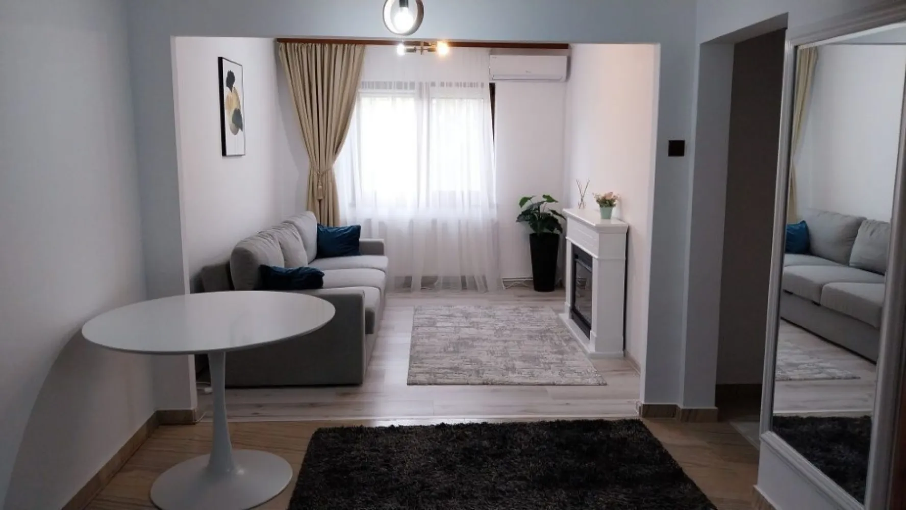 Apartament 3 Camere Micro 16 - Parcul Linistii - Agentia imobiliara BRASADAS vinde apartament decomandat 64 de metri patrati cu 3 camere , situat in Micro 16. Amplasat la etaj 3 din 4, vizavi de parcul Linistii, aproape de scoala , gradinita, magazine, statie de autobuz. Apartamentul este complet mobilat, utilat recent si nu s-a locuit in el de cand a fost renovat. Instalatie electrica si apa schimbate. Scara blocului renovata anul trecut. Loc de parcare rezervat. Aer conditionat, centrala proprie, balcon inchis, geamuri termopan usa de siguranta. Apartamentul este impartit in 2 dormitoare, living, bucatarie si o baie. Nu doresc colaborare cu agentii imobiliare.