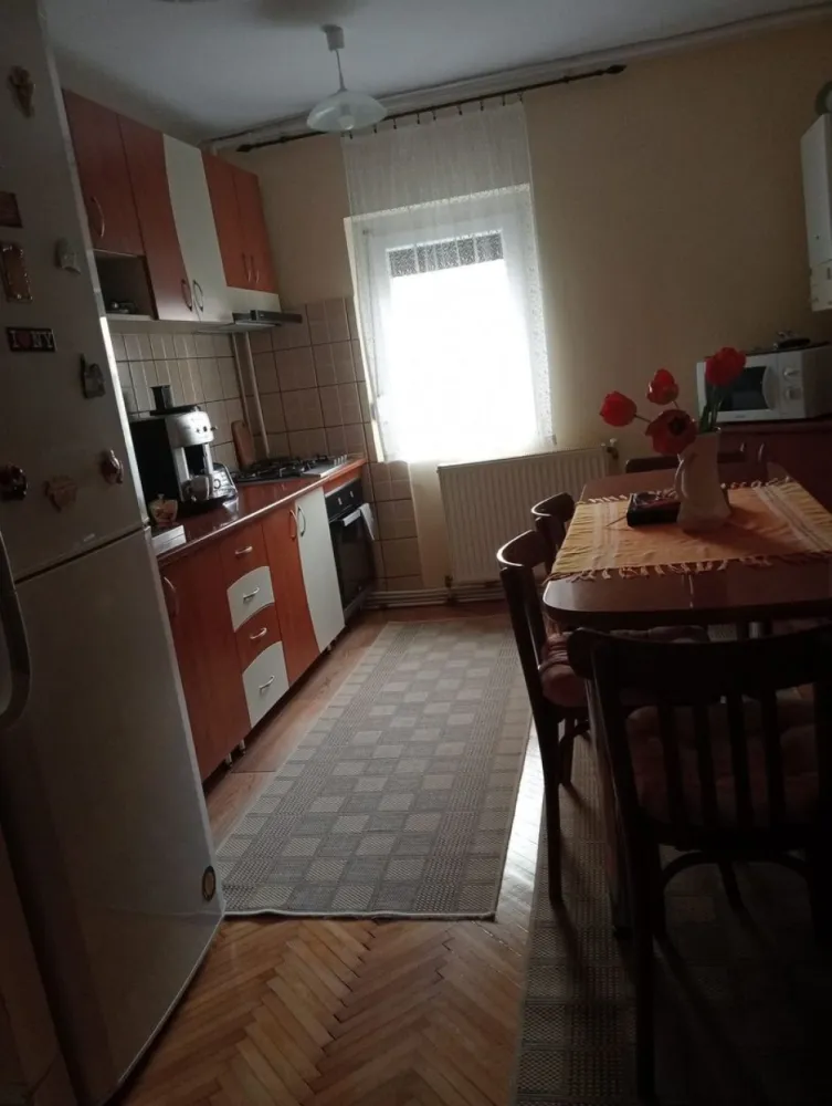 Vand apartament cu 3 camere, decomandat, la parter - Vand apartament cu 3 camere, decomandat, la parter, in cartierul Micro 16. Mai multe detalii la telefon.