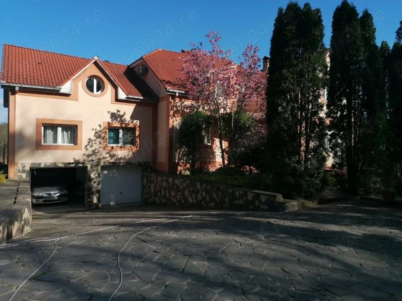 BRASADAS vinde casa tip P+M+D Padurea Noroieni. - Agentia Imobiliara BRASADAS vinde casă tip P+M+D, situată în zona Pădurea Noroieni, îți oferă o astfel de promisiune. O promisiune a unei vieți mai simple, mai sănătoase, mai conectate cu esența naturii. Ce înseamnă 300 m utili din care 100mp pivnita și 2100 m de teren? Înseamnă spațiu. Spațiu pentru tine, pentru pasiunile tale, pentru familie, pentru a respira adânc și a te reconecta cu tine însuți. Îți poți imagina mesele în familie cu legume proaspete din propria grădină? Gustul autentic al alimentelor organice, hrănitoare și pline de vitalitate. Un dar prețios pentru sănătatea ta și a celor dragi. Cum ar fi să nu te mai preocupe facturile uriașe la energie? Panourile fotovoltaice de 13kW oferă independență energetică, o liniște financiară și o contribuție semnificativă la protejarea mediului. O alegere inteligentă și responsabilă. Îți dorești un loc unde relaxarea este la ea acasă? Jacuzzi, saună, șemineu - oaze de bine și confort, create pentru momente de răsfăț și revitalizare. Ce reprezintă facilitățile moderne într-un cadru natural? Confortul vieții contemporane îmbinat armonios cu farmecul și liniștea naturii. Ai tot ce îți trebuie la îndemână, fără a renunța la frumusețea și simplitatea vieții în aer liber. Te atrage ideea unei case deja mobilate și utilate de lux? Un cămin primitor, gata să te îmbrățișeze, fără griji și fără efort suplimentar. Dar dacă visul tău de a locui într-un astfel de loc ar putea deveni realitate mai ușor decât crezi? Finanțarea directă de la proprietar, în rate flexibile pe până la 3 ani, îți deschide o poartă spre posibilități neașteptate. Nu-i așa că îți dorești un loc unde să te simți cu adevărat acasă? Un refugiu personal, o oază de liniște, un spațiu unde tu și cei dragi puteți crește, vă puteți dezvolta și puteți trăi o viață împlinită. Această casă este mai mult decât o proprietate. Este o invitație la un stil de viață diferit. Un stil de viață care pune preț pe sănătate, natură, armonie și bunăstare. Pentru cine este această casă? Pentru cei care prețuiesc liniștea, natura și un stil de viață sănătos. Pentru familii care își doresc o copilărie de calitate pentru copiii lor. Pentru cei care caută un refugiu personal, departe de agitația orașului. Te invită să te oprești, să respiri adânc și să te imaginezi trăind aici. Să simți liniștea, să guști aerul curat, să te bucuri de frumusețea naturii. Dacă te atrage această imagine, poate că această casă este locul pe care îl cauți. Vino să o descoperi. Sună și programează o vizionare. Www.brasadas.com.