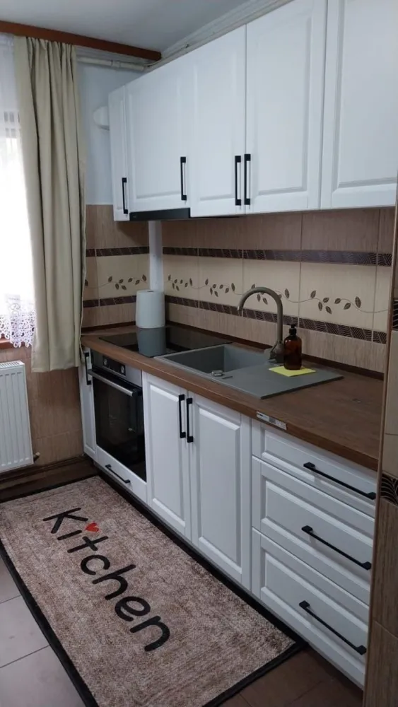 Apartament 3 Camere Micro 16 - Parcul Linistii - Agentia imobiliara BRASADAS vinde apartament decomandat 64 de metri patrati cu 3 camere , situat in Micro 16. Amplasat la etaj 3 din 4, vizavi de parcul Linistii, aproape de scoala , gradinita, magazine, statie de autobuz. Apartamentul este complet mobilat, utilat recent si nu s-a locuit in el de cand a fost renovat. Instalatie electrica si apa schimbate. Scara blocului renovata anul trecut. Loc de parcare rezervat. Aer conditionat, centrala proprie, balcon inchis, geamuri termopan usa de siguranta. Apartamentul este impartit in 2 dormitoare, living, bucatarie si o baie. Nu doresc colaborare cu agentii imobiliare.