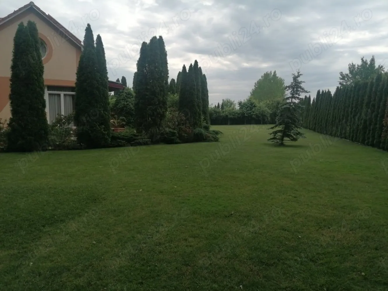 BRASADAS vinde casa tip P+M+D Padurea Noroieni. - Agentia Imobiliara BRASADAS vinde casă tip P+M+D, situată în zona Pădurea Noroieni, îți oferă o astfel de promisiune. O promisiune a unei vieți mai simple, mai sănătoase, mai conectate cu esența naturii. Ce înseamnă 300 m utili din care 100mp pivnita și 2100 m de teren? Înseamnă spațiu. Spațiu pentru tine, pentru pasiunile tale, pentru familie, pentru a respira adânc și a te reconecta cu tine însuți. Îți poți imagina mesele în familie cu legume proaspete din propria grădină? Gustul autentic al alimentelor organice, hrănitoare și pline de vitalitate. Un dar prețios pentru sănătatea ta și a celor dragi. Cum ar fi să nu te mai preocupe facturile uriașe la energie? Panourile fotovoltaice de 13kW oferă independență energetică, o liniște financiară și o contribuție semnificativă la protejarea mediului. O alegere inteligentă și responsabilă. Îți dorești un loc unde relaxarea este la ea acasă? Jacuzzi, saună, șemineu - oaze de bine și confort, create pentru momente de răsfăț și revitalizare. Ce reprezintă facilitățile moderne într-un cadru natural? Confortul vieții contemporane îmbinat armonios cu farmecul și liniștea naturii. Ai tot ce îți trebuie la îndemână, fără a renunța la frumusețea și simplitatea vieții în aer liber. Te atrage ideea unei case deja mobilate și utilate de lux? Un cămin primitor, gata să te îmbrățișeze, fără griji și fără efort suplimentar. Dar dacă visul tău de a locui într-un astfel de loc ar putea deveni realitate mai ușor decât crezi? Finanțarea directă de la proprietar, în rate flexibile pe până la 3 ani, îți deschide o poartă spre posibilități neașteptate. Nu-i așa că îți dorești un loc unde să te simți cu adevărat acasă? Un refugiu personal, o oază de liniște, un spațiu unde tu și cei dragi puteți crește, vă puteți dezvolta și puteți trăi o viață împlinită. Această casă este mai mult decât o proprietate. Este o invitație la un stil de viață diferit. Un stil de viață care pune preț pe sănătate, natură, armonie și bunăstare. Pentru cine este această casă? Pentru cei care prețuiesc liniștea, natura și un stil de viață sănătos. Pentru familii care își doresc o copilărie de calitate pentru copiii lor. Pentru cei care caută un refugiu personal, departe de agitația orașului. Te invită să te oprești, să respiri adânc și să te imaginezi trăind aici. Să simți liniștea, să guști aerul curat, să te bucuri de frumusețea naturii. Dacă te atrage această imagine, poate că această casă este locul pe care îl cauți. Vino să o descoperi. Sună și programează o vizionare. Www.brasadas.com.