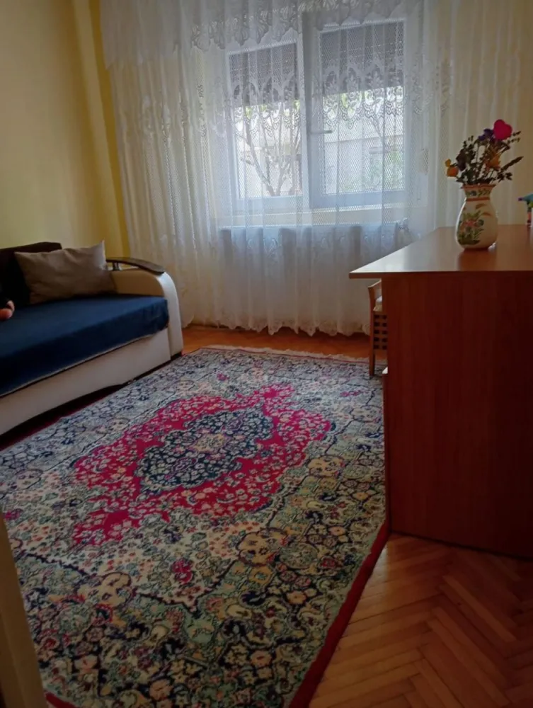 Vand apartament cu 3 camere, decomandat, la parter - Vand apartament cu 3 camere, decomandat, la parter, in cartierul Micro 16. Mai multe detalii la telefon.