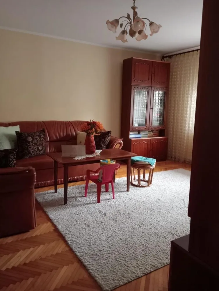 Vand apartament cu 3 camere, decomandat, la parter - Vand apartament cu 3 camere, decomandat, la parter, in cartierul Micro 16. Mai multe detalii la telefon.