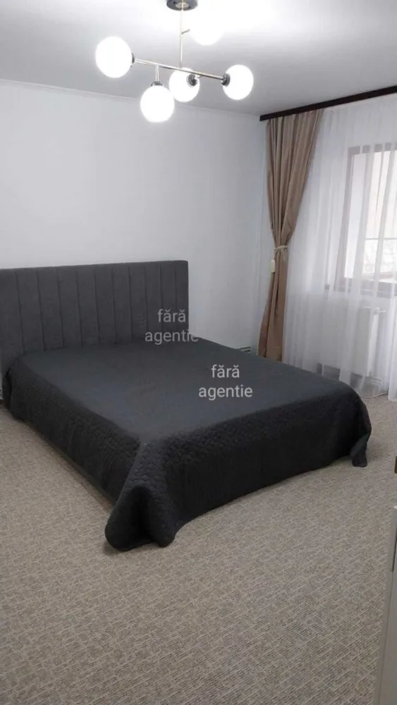 Apartament 3 Camere Micro 16 - Parcul Linistii - Agentia imobiliara BRASADAS vinde apartament decomandat 64 de metri patrati cu 3 camere , situat in Micro 16. Amplasat la etaj 3 din 4, vizavi de parcul Linistii, aproape de scoala , gradinita, magazine, statie de autobuz. Apartamentul este complet mobilat, utilat recent si nu s-a locuit in el de cand a fost renovat. Instalatie electrica si apa schimbate. Scara blocului renovata anul trecut. Loc de parcare rezervat. Aer conditionat, centrala proprie, balcon inchis, geamuri termopan usa de siguranta. Apartamentul este impartit in 2 dormitoare, living, bucatarie si o baie. Nu doresc colaborare cu agentii imobiliare.