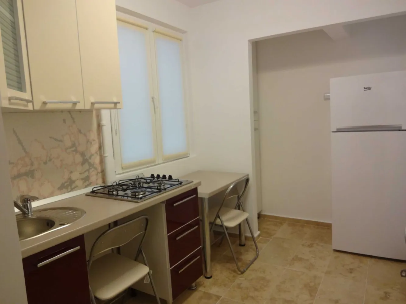Inchiriere apartament 2 camere ultracentral la metrou Tineretului - Proprietar, inchiriez apartament de 2 camere, ultracentral, pe Bdul. Dimitrie Cantemir, etaj 1/7. Apartamentul este complet mobilat si utilat, cu balcon inchis. Blocul este reabilitat si apartamentul este dotat cu apometre, avand incalzire centrala. Finisaje si dotari: usi noi, usa metalica la intrare, termopan, piatra naturala (travertin) pe jos si parchet, vopsea lavabila, aer conditionat, frigider, masina de spalat, plita pe gaz, cuptor electric si cuptor cu microunde. Toate instalatiile sunt schimbate. La 50 m de statia de metrou Tineretului (Dristor Kebab), in imediata vecinatate a Colegiului National Ghe. Sincai si foarte aproape de Parcul Tineretului. Disponibil imediat, se poate viziona in orice zi, incepand cu ora 13.00. Contact: Florina Pentru detalii, sunati la numarul de telefon: 07******94