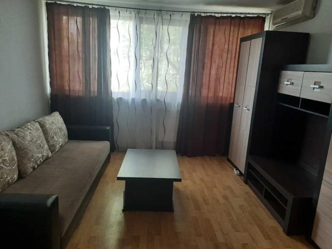 Inchiriere apartament 2 camere ultracentral la metrou Tineretului - Proprietar, inchiriez apartament de 2 camere, ultracentral, pe Bdul. Dimitrie Cantemir, etaj 1/7. Apartamentul este complet mobilat si utilat, cu balcon inchis. Blocul este reabilitat si apartamentul este dotat cu apometre, avand incalzire centrala. Finisaje si dotari: usi noi, usa metalica la intrare, termopan, piatra naturala (travertin) pe jos si parchet, vopsea lavabila, aer conditionat, frigider, masina de spalat, plita pe gaz, cuptor electric si cuptor cu microunde. Toate instalatiile sunt schimbate. La 50 m de statia de metrou Tineretului (Dristor Kebab), in imediata vecinatate a Colegiului National Ghe. Sincai si foarte aproape de Parcul Tineretului. Disponibil imediat, se poate viziona in orice zi, incepand cu ora 13.00. Contact: Florina Pentru detalii, sunati la numarul de telefon: 07******94