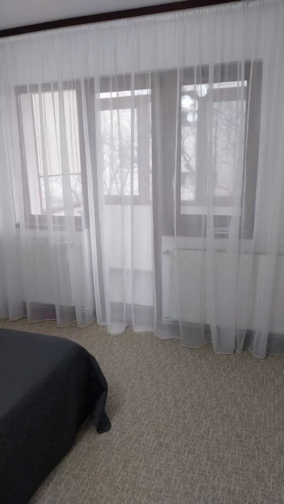 Apartament 3 Camere Micro 16 - Parcul Linistii - Agentia imobiliara BRASADAS vinde apartament decomandat 64 de metri patrati cu 3 camere , situat in Micro 16. Amplasat la etaj 3 din 4, vizavi de parcul Linistii, aproape de scoala , gradinita, magazine, statie de autobuz. Apartamentul este complet mobilat, utilat recent si nu s-a locuit in el de cand a fost renovat. Instalatie electrica si apa schimbate. Scara blocului renovata anul trecut. Loc de parcare rezervat. Aer conditionat, centrala proprie, balcon inchis, geamuri termopan usa de siguranta. Apartamentul este impartit in 2 dormitoare, living, bucatarie si o baie. Nu doresc colaborare cu agentii imobiliare.