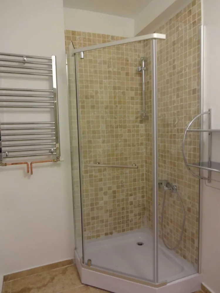 Inchiriere apartament 2 camere ultracentral la metrou Tineretului - Proprietar, inchiriez apartament de 2 camere, ultracentral, pe Bdul. Dimitrie Cantemir, etaj 1/7. Apartamentul este complet mobilat si utilat, cu balcon inchis. Blocul este reabilitat si apartamentul este dotat cu apometre, avand incalzire centrala. Finisaje si dotari: usi noi, usa metalica la intrare, termopan, piatra naturala (travertin) pe jos si parchet, vopsea lavabila, aer conditionat, frigider, masina de spalat, plita pe gaz, cuptor electric si cuptor cu microunde. Toate instalatiile sunt schimbate. La 50 m de statia de metrou Tineretului (Dristor Kebab), in imediata vecinatate a Colegiului National Ghe. Sincai si foarte aproape de Parcul Tineretului. Disponibil imediat, se poate viziona in orice zi, incepand cu ora 13.00. Contact: Florina Pentru detalii, sunati la numarul de telefon: 07******94