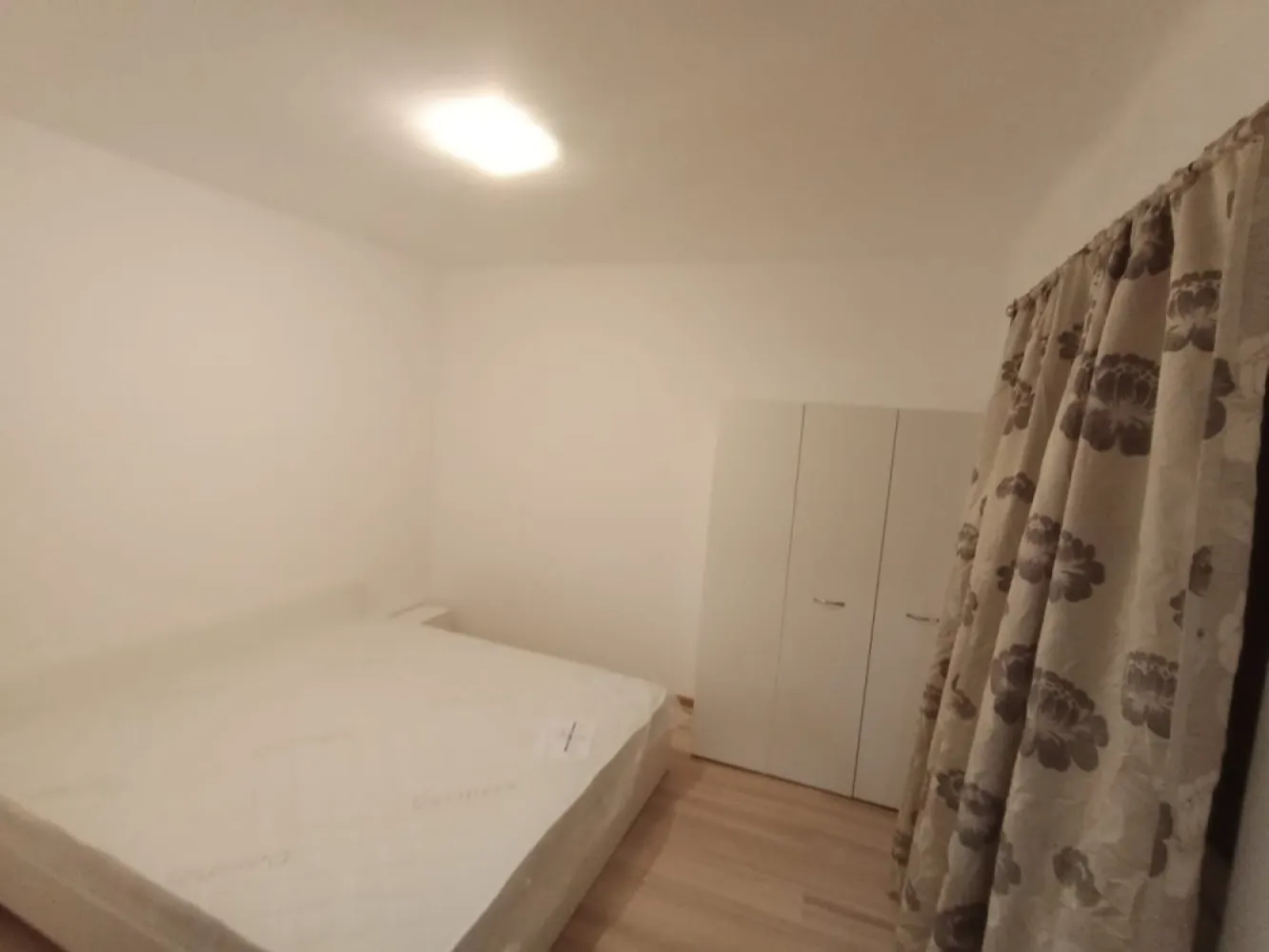 Apartament de închiriat - Apartament de închiriat , renovat recent , absolut toată mobila este noua , 2 camere , bucătărie , mașină de spălat , baie , utilat , internet , tv , TOT CE SE VEDE IN POZE ESTE ABSOLUT NOU . Facturile incluse în prețul de chirie 2500 lei . Apartamentul este situat la doar 2 minute de statia de metrou Basarab , autobuz , tramvai . Sunt scoli în apropiere, magazin non stop , Carrefour, Kaufland .
