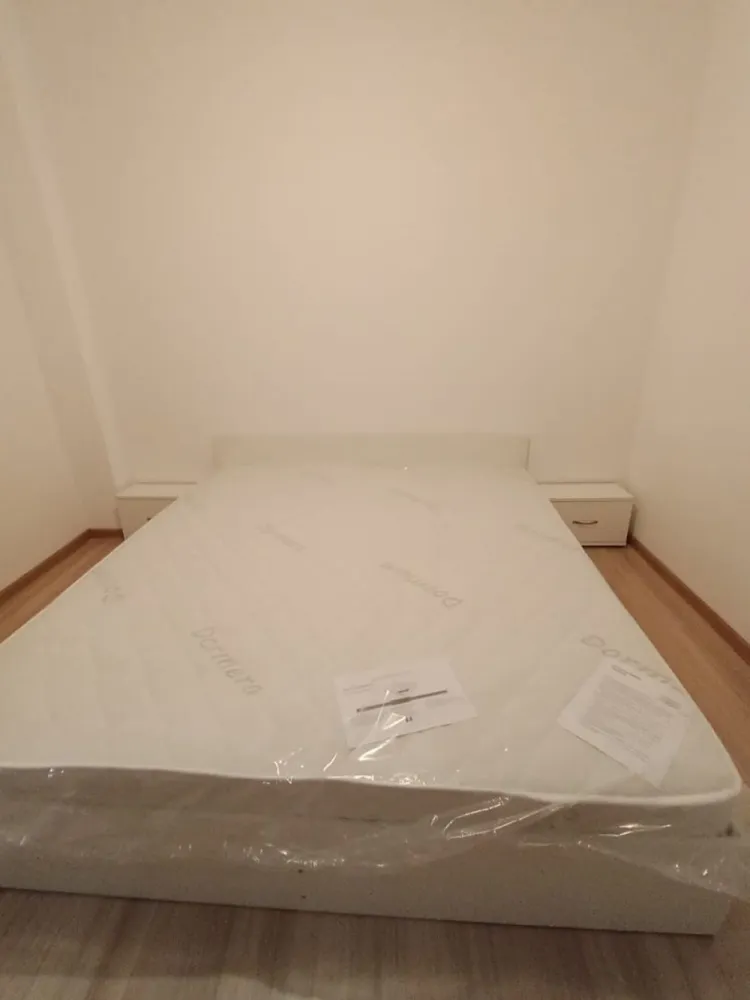 Apartament de închiriat - Apartament de închiriat , renovat recent , absolut toată mobila este noua , 2 camere , bucătărie , mașină de spălat , baie , utilat , internet , tv , TOT CE SE VEDE IN POZE ESTE ABSOLUT NOU . Facturile incluse în prețul de chirie 2500 lei . Apartamentul este situat la doar 2 minute de statia de metrou Basarab , autobuz , tramvai . Sunt scoli în apropiere, magazin non stop , Carrefour, Kaufland .