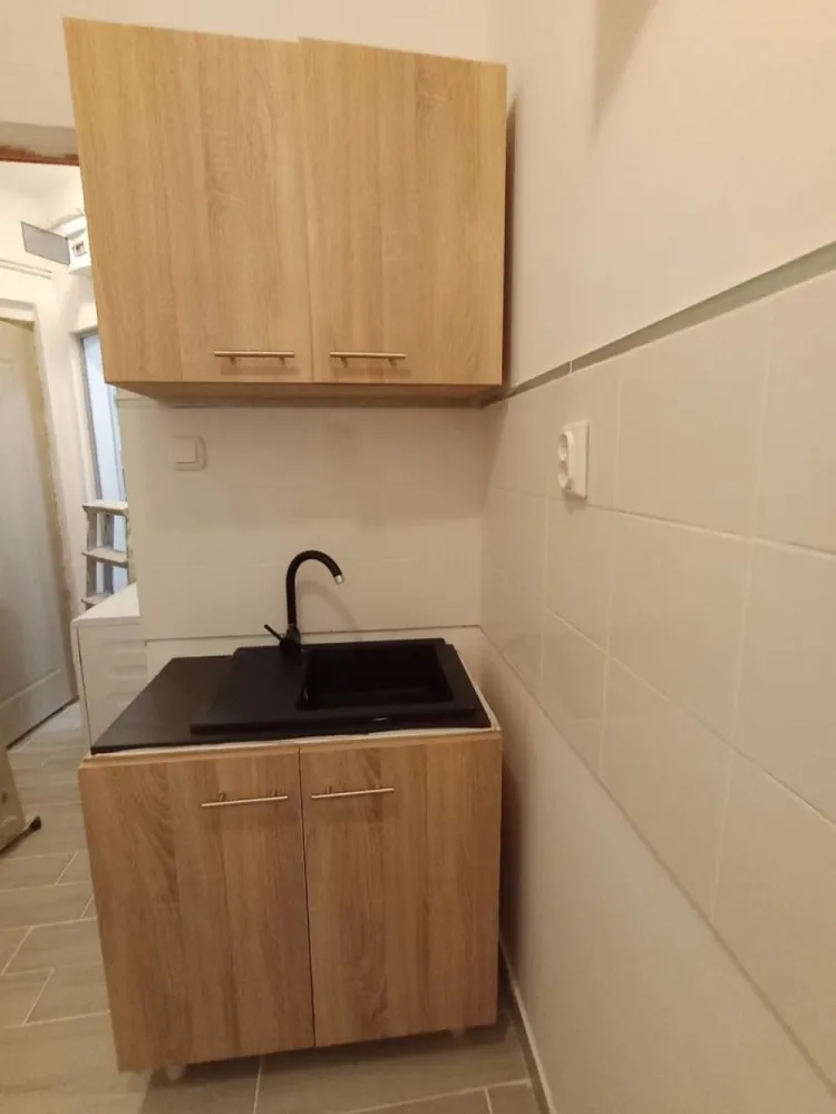 Apartament de închiriat - Apartament de închiriat , renovat recent , absolut toată mobila este noua , 2 camere , bucătărie , mașină de spălat , baie , utilat , internet , tv , TOT CE SE VEDE IN POZE ESTE ABSOLUT NOU . Facturile incluse în prețul de chirie 2500 lei . Apartamentul este situat la doar 2 minute de statia de metrou Basarab , autobuz , tramvai . Sunt scoli în apropiere, magazin non stop , Carrefour, Kaufland .