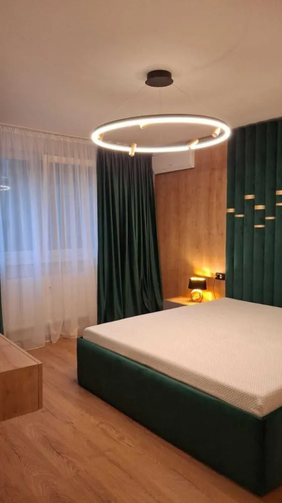 Apartament 2 camere lux zona Cismigiu / Sala Palatului - Apartament 2 camere renovat complet in luna aprilie 2025. Mobilat si ultilat oferind un living luminos, dormitor cu dressing spatios,bucatarie complet echipata: plita, cuptor electric,frigider,micounde , masina de spalat rufe. Dispune de 2 Tv , mobilier executat pe masura oferind un confort optim. Ultracentral este ideal pentru o persoana activa. Nu acceptam animale de companie. NU colaborez cu niciun agent imobiliar! Nu ne pierdem timpul discutand cu agentii! Proprietar jurist, rog seriozitate si ofer seriozitate.