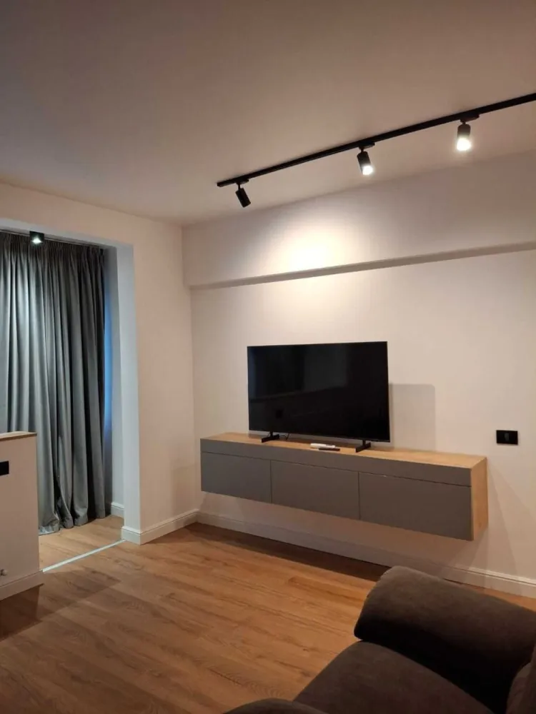 Apartament 2 camere lux zona Cismigiu / Sala Palatului - Apartament 2 camere renovat complet in luna aprilie 2025. Mobilat si ultilat oferind un living luminos, dormitor cu dressing spatios,bucatarie complet echipata: plita, cuptor electric,frigider,micounde , masina de spalat rufe. Dispune de 2 Tv , mobilier executat pe masura oferind un confort optim. Ultracentral este ideal pentru o persoana activa. Nu acceptam animale de companie. NU colaborez cu niciun agent imobiliar! Nu ne pierdem timpul discutand cu agentii! Proprietar jurist, rog seriozitate si ofer seriozitate.
