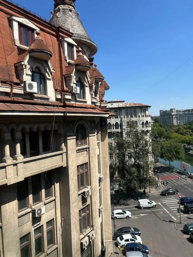 Apartament 2 camere Izvor-Cismigiu - Apartament 2 camere, 45 mp, balcon/terasa 11 mp, et 6/7, bucatarie open, renovat recent, utilat/mobilat, CT proprie, CATV, baie cu dus, AC living, langa parc/metrou Izvor si Cismigiu, 5 minute Universitate, Centrul Vechi, excelent pentru o persoana sau cuplu.