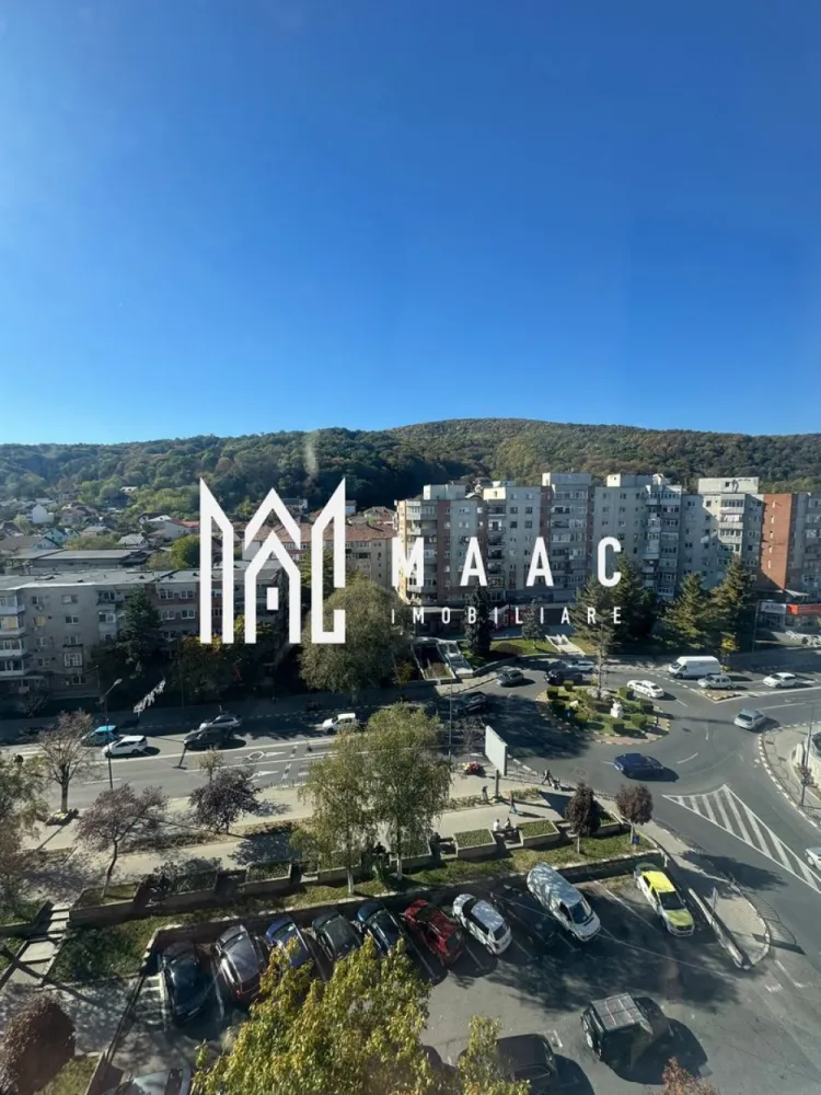 Apartament 2 camere 51Mp | Zona Nord - Apartament 2 camere – zona Nord, 51Mp, Râmnicu Vâlcea MAAC Imobiliare vă propune spre vânzare un apartament cu 2 camere situat in zona Nord, la etajul 9/10 si acces facil cu 2 lifturi. Proprietatea are o suprafață totala de 47Mp utili, 51 Mp total. Este o alegere ideală pentru investiție, fiind disponibil imediat pentru vanzare si este pretabil pentru inchiriere. Apartamentul se vinde mobilat si utilat ca in fotografii 📞 Pentru mai multe detalii și programarea unei vizionări, contactați echipa MAAC Imobiliare Râmnicu Vâlcea id- CP2781745 }}