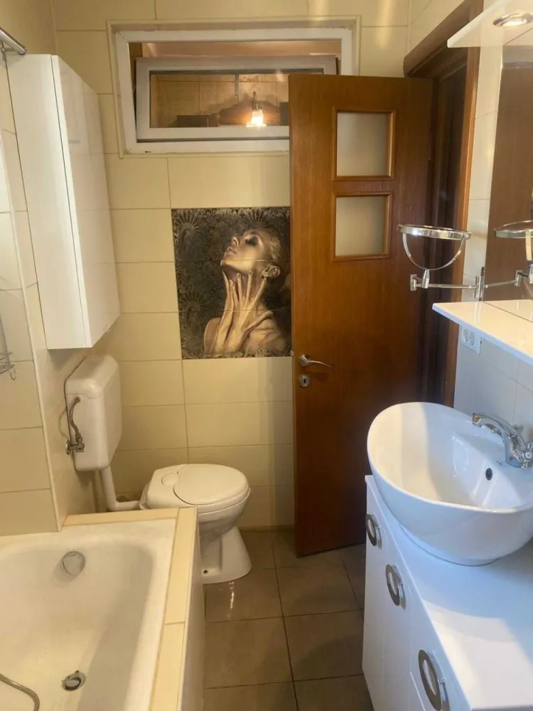 Ap 2 camere, Unirii, Centrul Vechi și pentru birou. - Inchiriem ap. 2 camere, decomandat, 80 mp, mobilat, utilat, centrala termica, baie cu cada, 2 grupuri sanitare, multiple spatii de depozitare, central, 2 min metrou, parc. PIata Unirii, Centrul vechi, Centrul Istoric. Poate fi folosit si ca birou - receptie si 2 birouri.