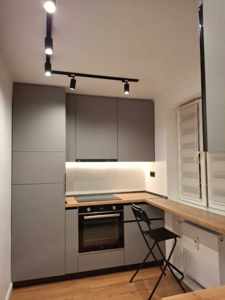 Apartament 2 camere lux zona Cismigiu / Sala Palatului - Apartament 2 camere renovat complet in luna aprilie 2025. Mobilat si ultilat oferind un living luminos, dormitor cu dressing spatios,bucatarie complet echipata: plita, cuptor electric,frigider,micounde , masina de spalat rufe. Dispune de 2 Tv , mobilier executat pe masura oferind un confort optim. Ultracentral este ideal pentru o persoana activa. Nu acceptam animale de companie. NU colaborez cu niciun agent imobiliar! Nu ne pierdem timpul discutand cu agentii! Proprietar jurist, rog seriozitate si ofer seriozitate.