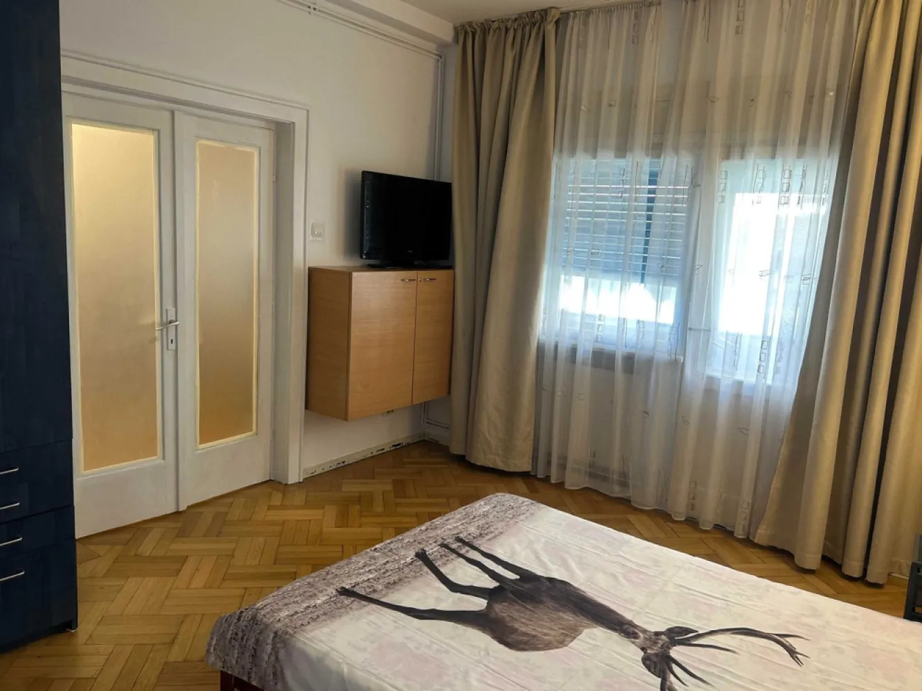 Apartament 2 camere Izvor-Cismigiu - Apartament 2 camere, 45 mp, balcon/terasa 11 mp, et 6/7, bucatarie open, renovat recent, utilat/mobilat, CT proprie, CATV, baie cu dus, AC living, langa parc/metrou Izvor si Cismigiu, 5 minute Universitate, Centrul Vechi, excelent pentru o persoana sau cuplu.