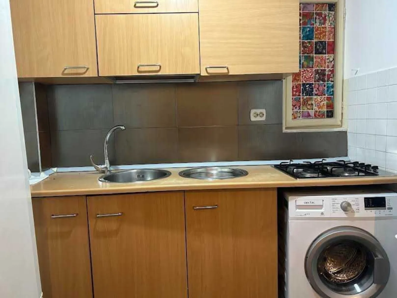 Apartament 2 camere Izvor-Cismigiu - Apartament 2 camere, 45 mp, balcon/terasa 11 mp, et 6/7, bucatarie open, renovat recent, utilat/mobilat, CT proprie, CATV, baie cu dus, AC living, langa parc/metrou Izvor si Cismigiu, 5 minute Universitate, Centrul Vechi, excelent pentru o persoana sau cuplu.