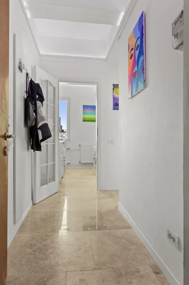 BRASADAS vinde Studio Lux Etaj 9/9 40mp Piata Romana. - Agenția imobiliara BRASADAS vinde apartament cu 2 camere transformat in studio lux, ULTRACENTRAL, 40mp, baie, bucatarie, dressing, 2 holuri. Renovat recent in 2024, lumina led in toatat casa, instalatii noi, centrala, termopane tripan, aer dublu invertor, marmura, complet mobilat si utilat ori pentru locuit, ori pentru cabinet. Scara renovata, lift nou, etajul 9/9 cu vedere asupra Pietei Romane si in spate pe Dlvd. Dacia. Proximitati. ASE vis-a-vis, metrou Romana jos la scara, statii autobuze jos la scara, magazine, MEGA, banci, farmacii, restaurante la parter, scoli, gradinite, policinica 10, spitatul de oftalmologie, etc. Pentru mai multe oferte accesați www.brasadas.com.