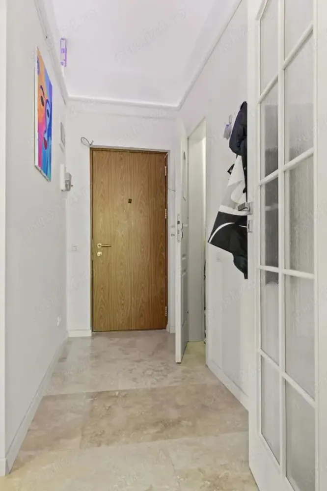 BRASADAS vinde Studio Lux Etaj 9/9 40mp Piata Romana. - Agenția imobiliara BRASADAS vinde apartament cu 2 camere transformat in studio lux, ULTRACENTRAL, 40mp, baie, bucatarie, dressing, 2 holuri. Renovat recent in 2024, lumina led in toatat casa, instalatii noi, centrala, termopane tripan, aer dublu invertor, marmura, complet mobilat si utilat ori pentru locuit, ori pentru cabinet. Scara renovata, lift nou, etajul 9/9 cu vedere asupra Pietei Romane si in spate pe Dlvd. Dacia. Proximitati. ASE vis-a-vis, metrou Romana jos la scara, statii autobuze jos la scara, magazine, MEGA, banci, farmacii, restaurante la parter, scoli, gradinite, policinica 10, spitatul de oftalmologie, etc. Pentru mai multe oferte accesați www.brasadas.com.