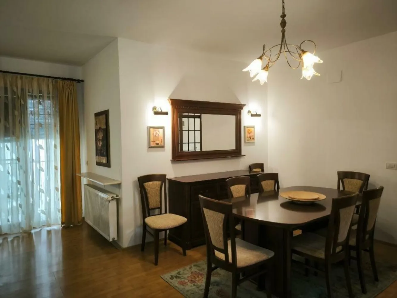 Polona - Dorobanti Apartament 3 camere - Apartament deosebit în vilă, central, într-o zonă liniştită, ferită de aglomeraţie, la 3 minute mers pe jos de ASE şi 5:min. de Piaţa Romană. Apartamentul este compus din: Dormitor matrimonial cu baie proprie. Birou care conţine şi o canapea extensibilă Living spaţios şi luminos cu o zonă de dining inclusă Bucătărie complet utilată şi cu zonă dedicată pentru luat masa Două băi - una la dormitorul matrimonial (cadă) şi cealaltă pe holul de la intrare (cabină de duş) 3 balcoane Apartamentul are alocat un loc de parcare în curte.