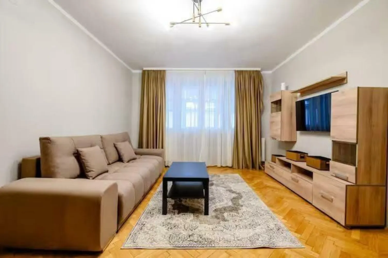 Apartament 2 camere Piata Unirii - Apartament modern cu 2 camere, complet mobilat, aproape de centrul oraşului Acest apartament cu 2 camere este complet renovat (în urmă cu un an) şi mobilat modern, fiind ideal pentru cei care îşi doresc confort şi acces rapid la toate facilităţile de care dispune Bucurestiul. Situat la doar câţiva paşi de centrul oraşului, oferă un spaţiu luminos şi primitor. Costuri scazute la intretinerea imobilului. Detalii apartament: - Living generos cu canapea extensibilă şi televizor - Dormitor spaţios şi confortabil - Bucătărie complet utilată (inclusiv espressor de cafea) - Balcon perfect pentru relaxare - Baie modernă - Centrală termică proprie pe gaz - Maşină de spălat - Spatii de depozitare (camara in holul de intrare) Locaţie excelentă: â€˘ Doar 1 km până la Piaţa Unirii (15 min de mers pe jos, 7 min cu maşina), unde găseşti Centrul Vechi, staţia de metrou Piaţa Unirii, Carrefour, restaurante şi magazine â€˘ La doar 50 m de staţia de autobuz Traian (liniile 104 şi 123) â€“ 2 staţii până în Piaţa Unirii â€˘ Mega Image la 2 minute distanţă â€˘ Aproape de restaurante, cafenele şi Piaţa Alba Iulia, o zona cu varietate larga de restaurante. 1 luna chirie + 1 luna garantie Pentru detalii, astept telefon sau mesaj pe Whatsapp nr.