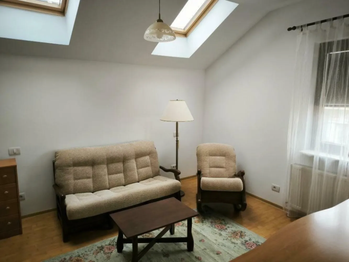 Polona - Dorobanti Apartament 3 camere - Apartament deosebit în vilă, central, într-o zonă liniştită, ferită de aglomeraţie, la 3 minute mers pe jos de ASE şi 5:min. de Piaţa Romană. Apartamentul este compus din: Dormitor matrimonial cu baie proprie. Birou care conţine şi o canapea extensibilă Living spaţios şi luminos cu o zonă de dining inclusă Bucătărie complet utilată şi cu zonă dedicată pentru luat masa Două băi - una la dormitorul matrimonial (cadă) şi cealaltă pe holul de la intrare (cabină de duş) 3 balcoane Apartamentul are alocat un loc de parcare în curte.