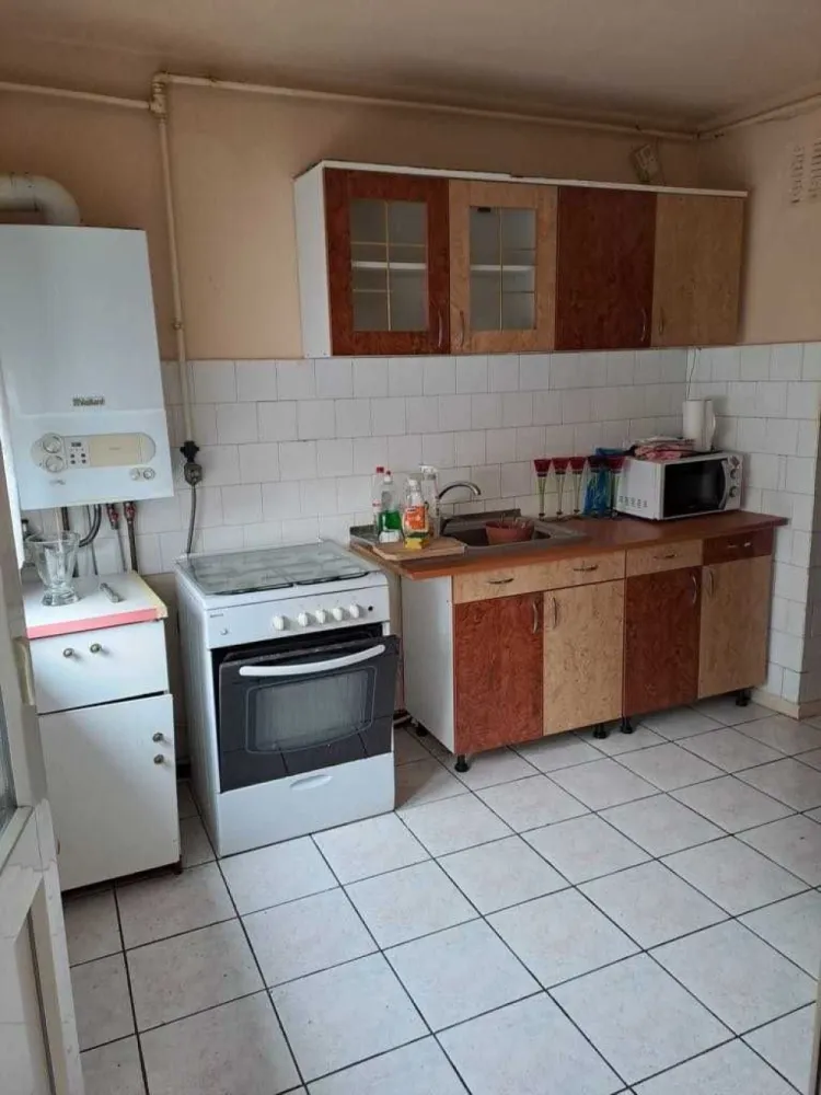 BRASADAS vinde ap 3 cam etaj 2 sup 93mp - Agenția imobiliara BRASADAS vinde apartament 3 camere , cu suprafata de 93 mp inscrisa in c.f. , 2 bai , 2 balcoane , 2 holuri si beci . Este situat la etajul 2 si este in curs de golire. Pentru mai multe oferte accesați www.brasadas.com.