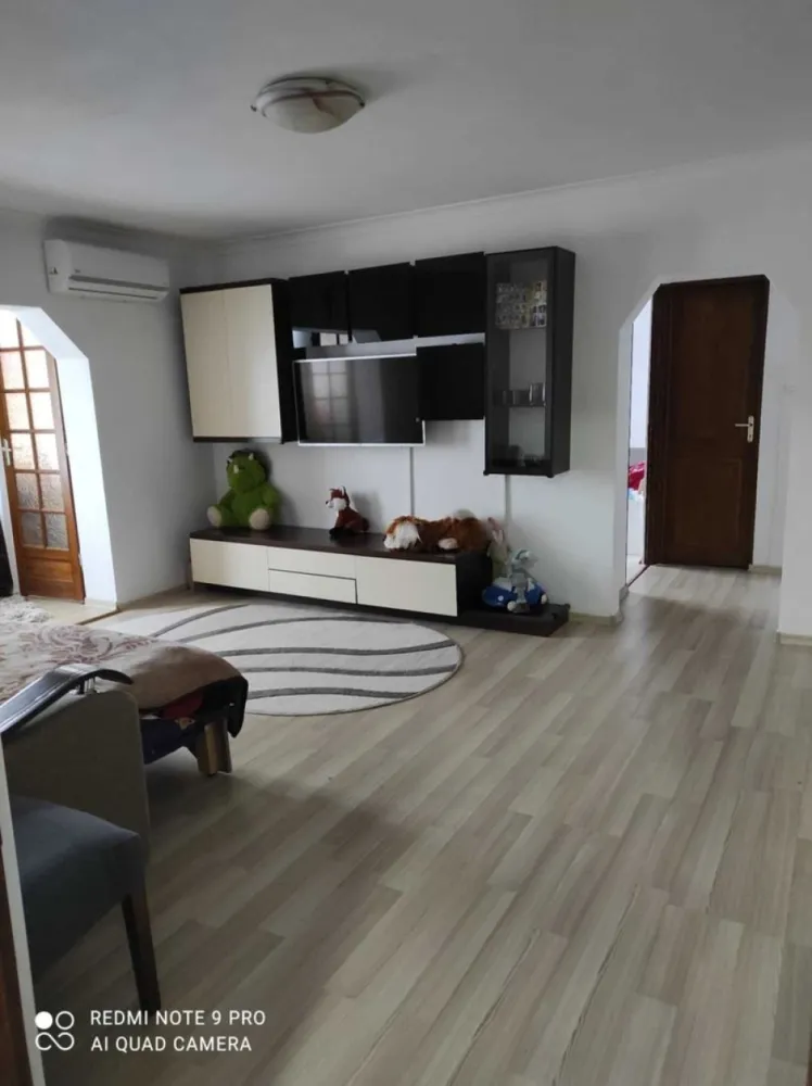 BRASADAS vinde ap 3 camere etajul 3/4. - Agenția imobiliara BRASADAS vinde apartament cu 3 camere, etajul 3/4, mobilat , utilat compus din living, 2 dormitoare, bucătărie, 2 băi, 2 holuri, balcon închis cu geam termopan. Apartamentul are centrala termica pe gaz, aer condiționat, parchet laminat, gresie , faianță, geamuri termopan. Blocul este din beton și izolat exterior. Pentru mai multe oferte accesați www.brasadas.com.