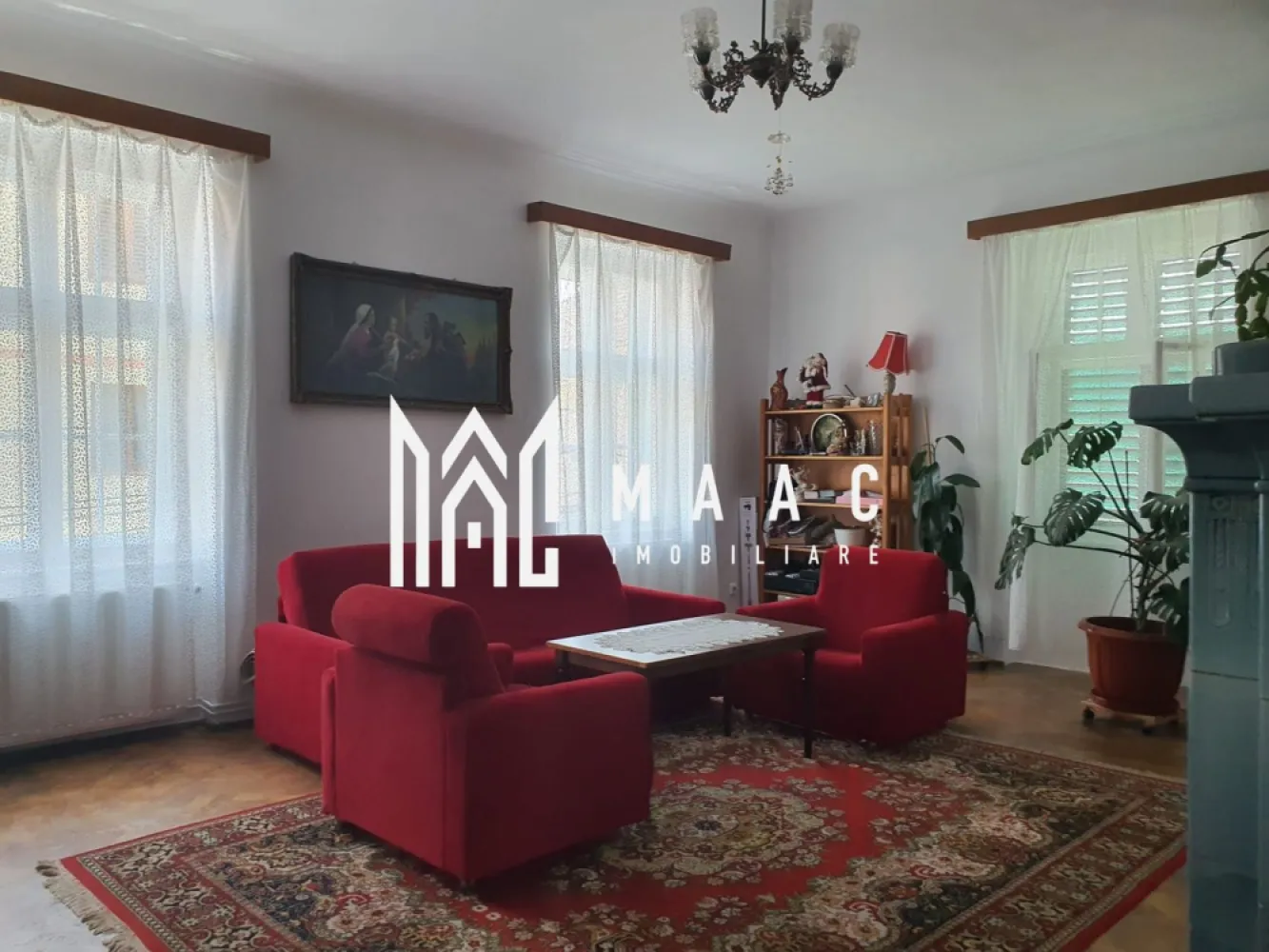 BLACK FRIDAY Apartament la Casă | 4 Camere | 129MPU | Zona Centrală, Sibiu - 🔥 BLACK FRIDAY - Profită de cea mai bună perioadă din an pentru a deveni proprietar! Reducere de 5.000 euro - Preț vechi - 250.000 euro Preț promoțional - 245.000 euro MAAC Imobiliare vă propune spre vânzare un apartament deosebit, situat într-o clădire cu doar 2 apartamente, în zona centrală a Sibiului. Proprietatea se remarcă prin spațiile generoase, elementele originale foarte bine păstrate și potențialul excelent de amenajare. Detalii apartament: Suprafață utilă: 129 mp Etaj: 1 4 camere foarte spațioase Bucătărie închisă Hol imens la intrare Debara mare Cămară 2 băi Terasă generoasă Parchet din lemn masiv Geamuri duble din lemn, originale, foarte bine întreținute Se vinde mobilat și utilat clasic Anexe și facilități suplimentare: Pivniță de 47 mp Pod mansardabil pe toată suprafața imobilului Casă a scărilor din lemn original, recent recondiționată și vopsită Locație: zonă centrală, una dintre cele mai apreciate din Sibiu, cu acces facil la toate punctele de interes ale orașului. Ideal pentru o locuință spațioasă, elegantă sau pentru investiție (închiriere, regim hotelier). 📞 Contactează-ne pentru mai multe detalii sau pentru a programa o vizionare, menționați CP2781604 ! }}
