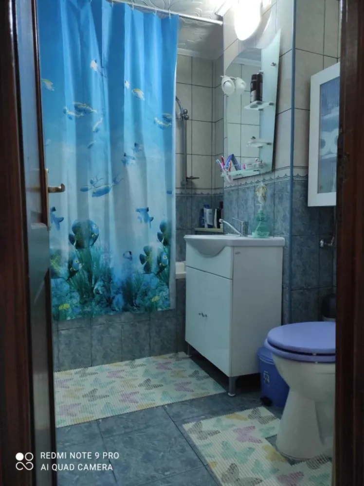 BRASADAS vinde ap 3 camere etajul 3/4. - Agenția imobiliara BRASADAS vinde apartament cu 3 camere, etajul 3/4, mobilat , utilat compus din living, 2 dormitoare, bucătărie, 2 băi, 2 holuri, balcon închis cu geam termopan. Apartamentul are centrala termica pe gaz, aer condiționat, parchet laminat, gresie , faianță, geamuri termopan. Blocul este din beton și izolat exterior. Pentru mai multe oferte accesați www.brasadas.com.