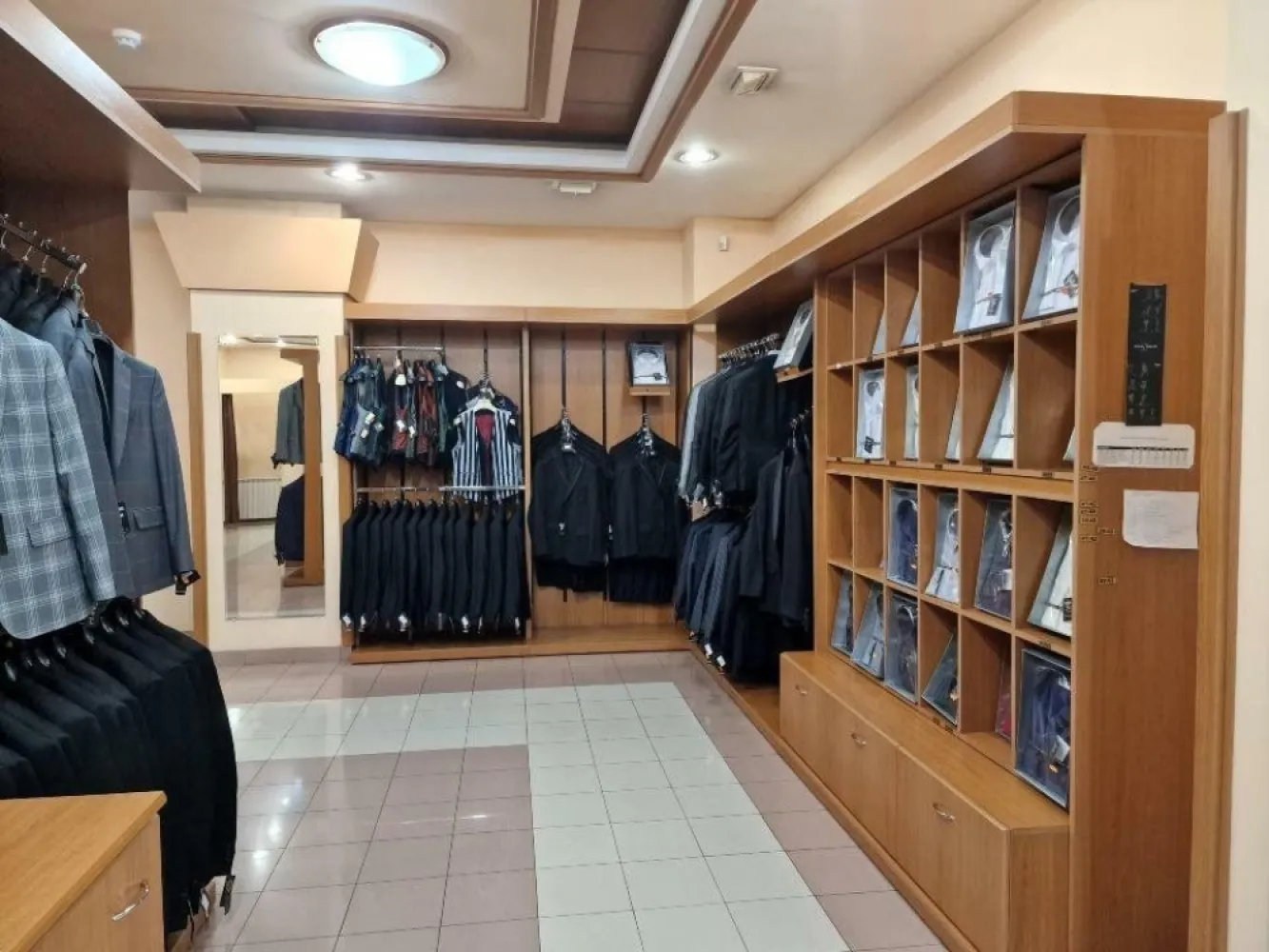 BRASADAS închiriază Sp Com STRADAL 192 mp OBOR Calea Mosilor - Agenția imobiliara BRASADAS închiriază spatiu comercial stradal 192 mp, zona Obor, Calea Mosilor. Vitrina generoasa si deschidere la bulevard, trafic auto si pietonal intens, amenajat cu dotari moderne, open space, plus spatiu de depozitare si parcare langa spatiu, totul independent. Spatiul are acces prin spate pentru aprovizionare, centrala pe gaz, bransament 400 volti. Pentru mai multe oferte accesați www.brasadas.com.