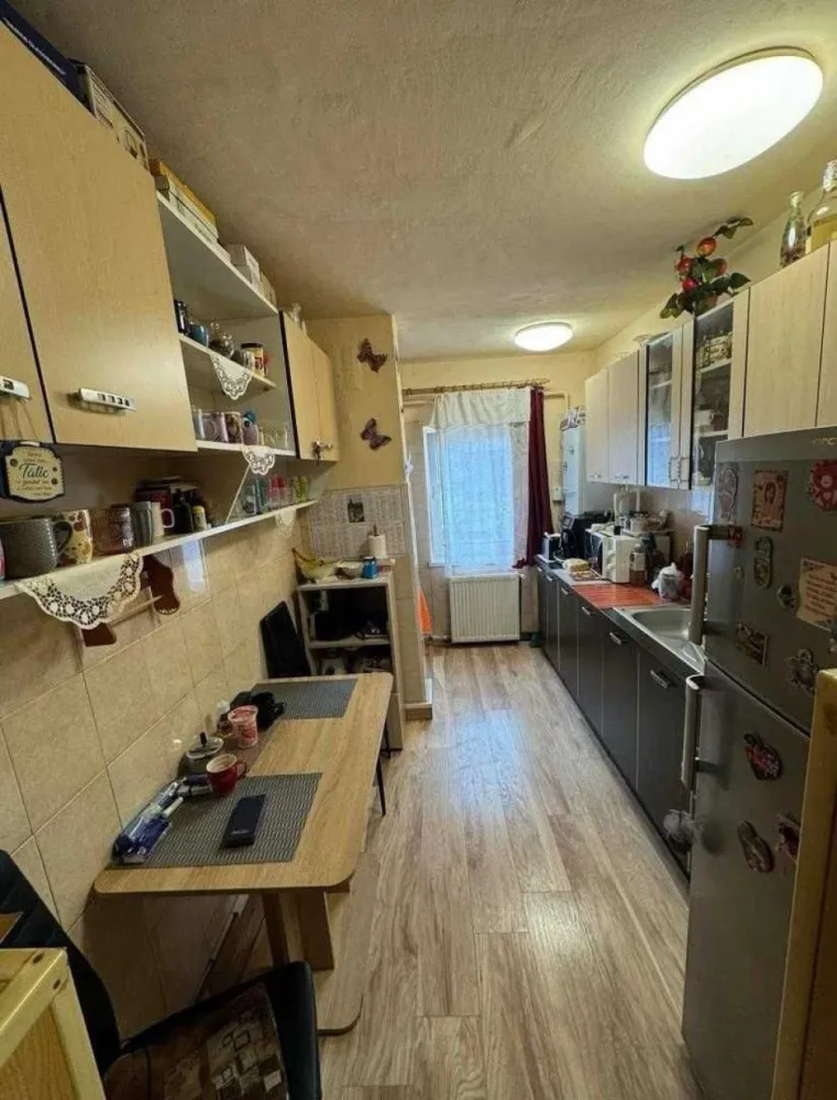 BRASADAS vinde ap 3 cam etaj 4/4 în Micro 17. - Agenția imobiliara BRASADAS vinde apartament cu 3 camere decomandat etaj 4 din 4 zona Micro 17 (parc ufo) Cladire cu acoperis,balcon acoperit,boxa beci,loc parcare,ușa intrare metalică, ferestre pvc,microcentrala cu instalație cupru,gresie,faianță, parchet laminat,uși interioare noi,. Apartamentul se vinde semimobilat. Pentru mai multe oferte accesați www.brasadas.com.