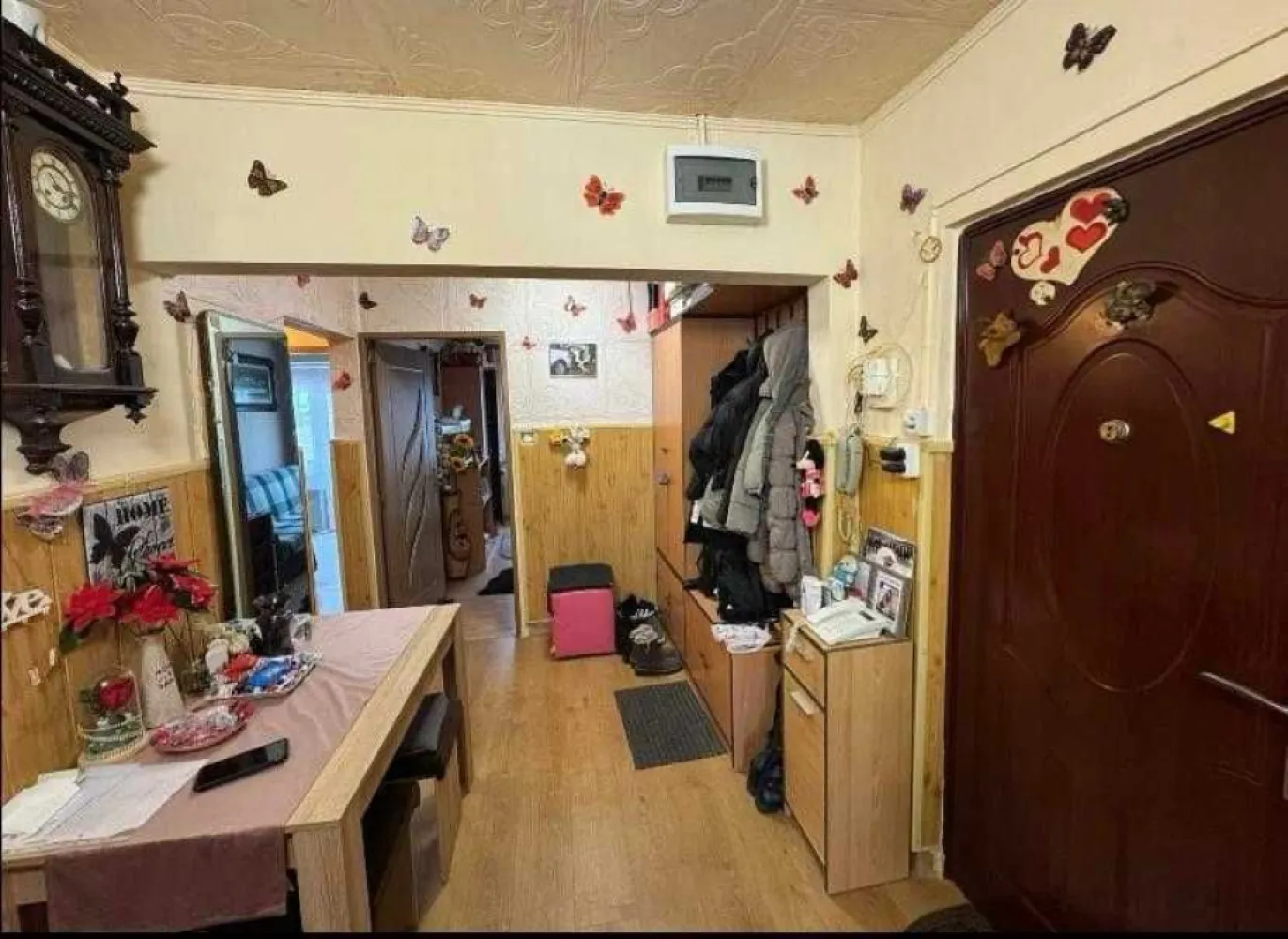 BRASADAS vinde ap 3 cam etaj 4/4 în Micro 17. - Agenția imobiliara BRASADAS vinde apartament cu 3 camere decomandat etaj 4 din 4 zona Micro 17 (parc ufo) Cladire cu acoperis,balcon acoperit,boxa beci,loc parcare,ușa intrare metalică, ferestre pvc,microcentrala cu instalație cupru,gresie,faianță, parchet laminat,uși interioare noi,. Apartamentul se vinde semimobilat. Pentru mai multe oferte accesați www.brasadas.com.