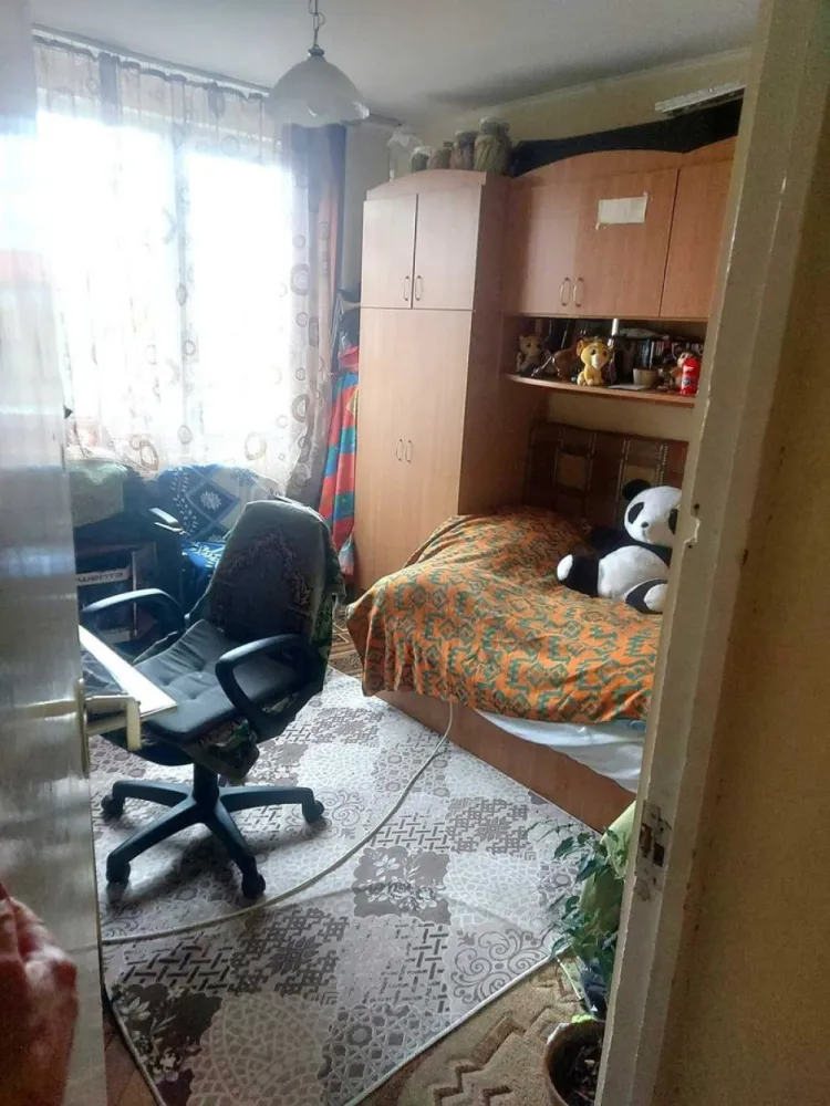 BRASADAS vinde ap 2 cam etaj 4/4 in Carpați 1. - Agenția imobiliara BRASADAS vinde apartament cu 2 camere în zona Carpați 1, etaj 4/4, 40 mp. • Aer condiționat • Centrală termică • Balcon închis (necesită renovare) • Mobilier inclus (din camera mică) • Frigider • Mașină de spălat • Bloc de cărămidă, dotat cu interfon • Termoizolat pe interior • Interior original, nemodificat (necesită lavabil nou și mici reparații) • 52000 Euro, Negociabil Apartamentul dispune de un pod pentru depozitare, podul este hidroizolat, iar acoperișul este rezistent la grindină. Detalii suplimentare: • Situat într-o zonă liniștită, • Aproape de magazine precum Unicarm, Barta Ati, aprozar • Aproape de școala generală nr. 8 • Aproape de stații de autobuz (autobuzele nr.10,4,5,3,23,2,12,9) • Construcție solidă, ideală pentru investiție pe termen lung • În apropierea parcurilor și zonelor verzi Pentru mai multe oferte accesați www.brasadas.com.