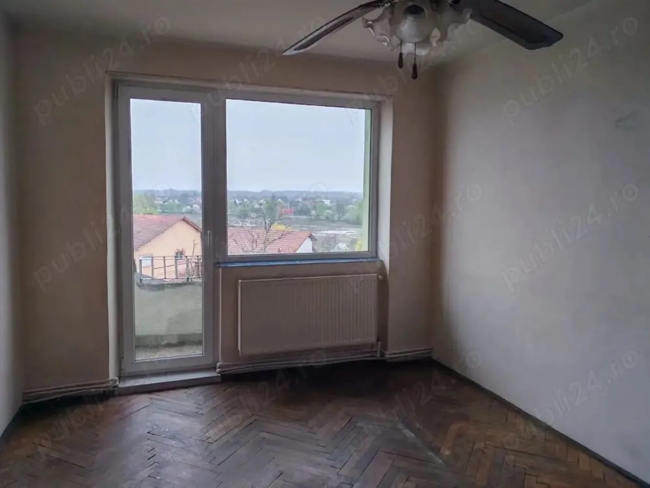 BRASADAS vinde ap cu 3 cam etaj 4/4 pe Drumul Botizului - Agenția imobiliara BRASADAS vinde apartament cu 3 camere primitor, situat pe Drumul Botizului, la etajul 4, ideal pentru familii sau pentru cei care caută confort și spațiu. Suprafața apartamentului este de aproximativ 70 mp și cuprinde: - Bucătărie generoasă. - Sufragerie luminoasă și spațioasă. - Două dormitoare confortabile. - Baie bine compartimentată. - Două spații de depozitare practice. - Două balcoane mari , ideale pentru momente de relaxare. Apartamentul este dotat cu încălzire prin centrală pe gaz și geamuri termopan , asigurând un consum eficient și confort termic ridicat. În plus, apartamentul oferă acces la uscătorie și dispune de o boxă la subsol , perfectă pentru depozitare. Clădirea este construită din cărămidă și izolată cu polistiren de 10 cm , oferind o bună izolare termică și fonică. Pentru mai multe oferte accesați www.brasadas.com.