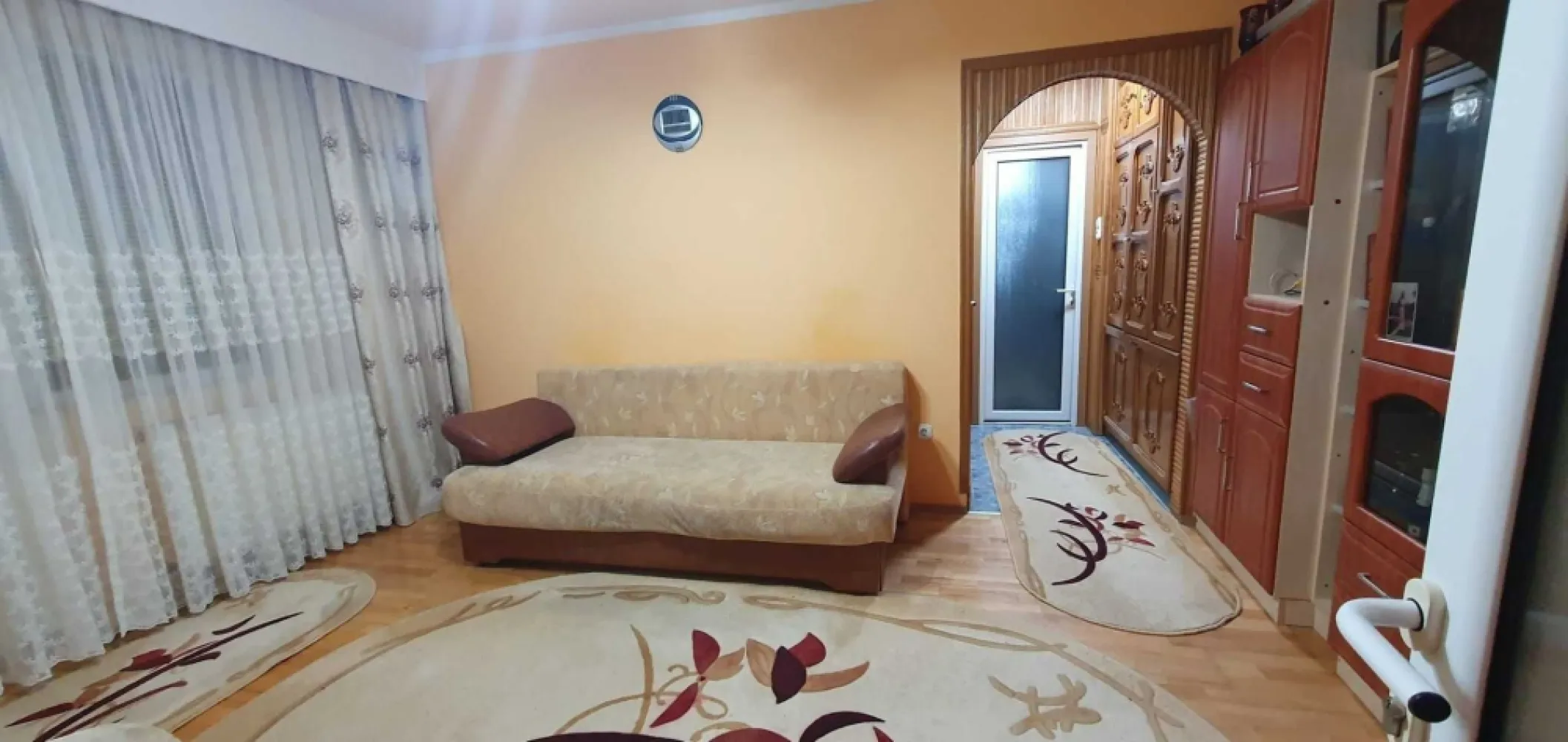 BRASADAS vinde ap 2 cam 65mp Et 4/4 Ultracentral. - Agenția imobiliara BRASADAS vinde apartament cu 2 camere, ULTRACENTRAL, etaj 4/4, 65,5mp. Ap. 2 camere, semidecomandat, baie, bucatarie, balcon inchis, centrala termica, geamuri si uși termopan, parchet triplu stratificat, debara, AC, etc. Bloc de cărămida. Se vinde mobilat si utilat + 2 beciuri. Avantaje: scoli si licee in apropiere, supermarket, Parc Central, Piata Mare, etc. Pentru mai multe oferte accesați www.brasadas.com.