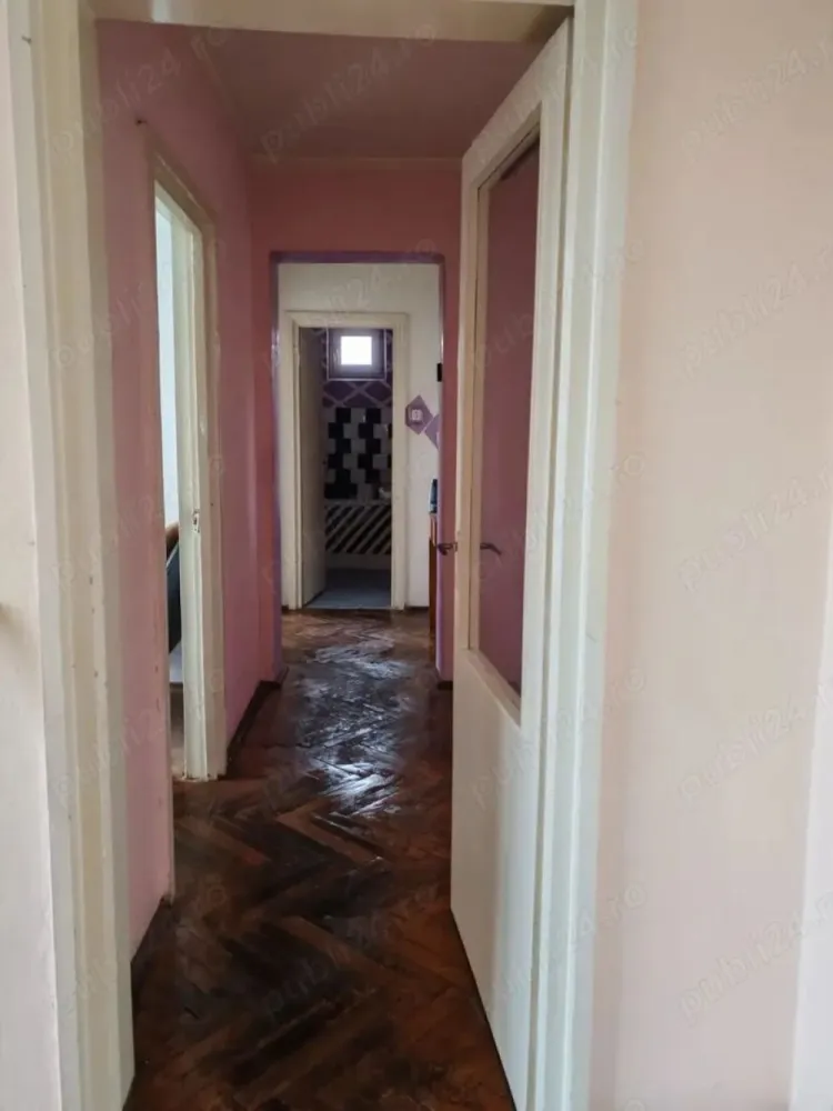 BRASADAS vinde ap cu 3 cam etaj 4/4 pe Drumul Botizului - Agenția imobiliara BRASADAS vinde apartament cu 3 camere primitor, situat pe Drumul Botizului, la etajul 4, ideal pentru familii sau pentru cei care caută confort și spațiu. Suprafața apartamentului este de aproximativ 70 mp și cuprinde: - Bucătărie generoasă. - Sufragerie luminoasă și spațioasă. - Două dormitoare confortabile. - Baie bine compartimentată. - Două spații de depozitare practice. - Două balcoane mari , ideale pentru momente de relaxare. Apartamentul este dotat cu încălzire prin centrală pe gaz și geamuri termopan , asigurând un consum eficient și confort termic ridicat. În plus, apartamentul oferă acces la uscătorie și dispune de o boxă la subsol , perfectă pentru depozitare. Clădirea este construită din cărămidă și izolată cu polistiren de 10 cm , oferind o bună izolare termică și fonică. Pentru mai multe oferte accesați www.brasadas.com.