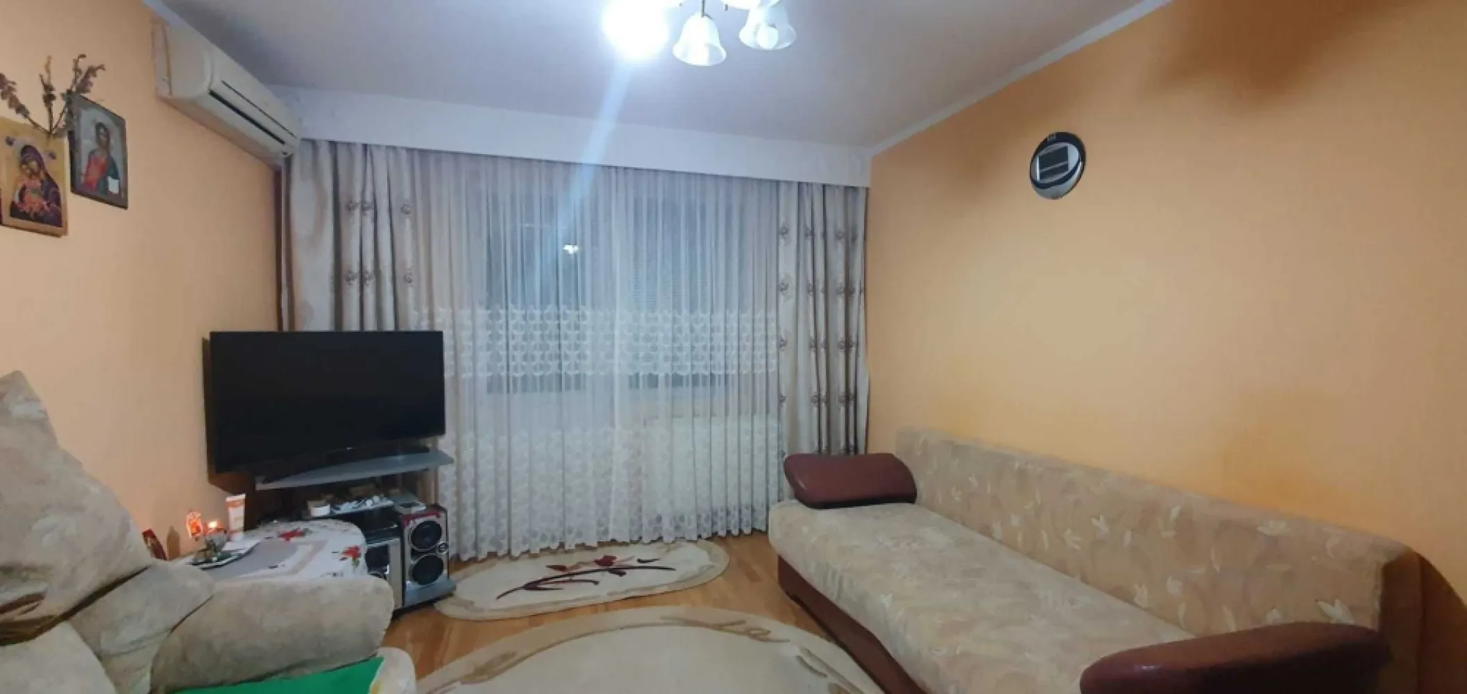 BRASADAS vinde ap 2 cam 65mp Et 4/4 Ultracentral. - Agenția imobiliara BRASADAS vinde apartament cu 2 camere, ULTRACENTRAL, etaj 4/4, 65,5mp. Ap. 2 camere, semidecomandat, baie, bucatarie, balcon inchis, centrala termica, geamuri si uși termopan, parchet triplu stratificat, debara, AC, etc. Bloc de cărămida. Se vinde mobilat si utilat + 2 beciuri. Avantaje: scoli si licee in apropiere, supermarket, Parc Central, Piata Mare, etc. Pentru mai multe oferte accesați www.brasadas.com.