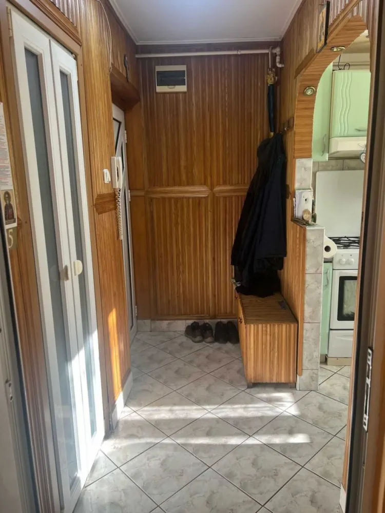 BRASADAS vinde ap 2 cam 65mp Et 4/4 Ultracentral. - Agenția imobiliara BRASADAS vinde apartament cu 2 camere, ULTRACENTRAL, etaj 4/4, 65,5mp. Ap. 2 camere, semidecomandat, baie, bucatarie, balcon inchis, centrala termica, geamuri si uși termopan, parchet triplu stratificat, debara, AC, etc. Bloc de cărămida. Se vinde mobilat si utilat + 2 beciuri. Avantaje: scoli si licee in apropiere, supermarket, Parc Central, Piata Mare, etc. Pentru mai multe oferte accesați www.brasadas.com.