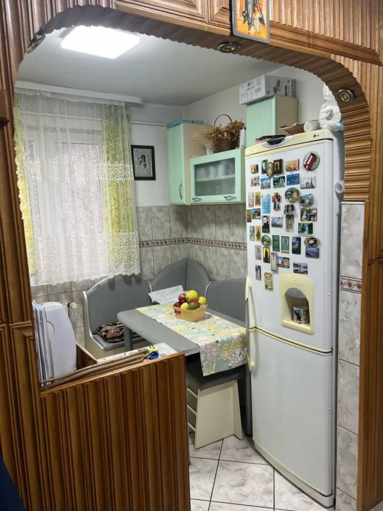 BRASADAS vinde ap 2 cam 65mp Et 4/4 Ultracentral. - Agenția imobiliara BRASADAS vinde apartament cu 2 camere, ULTRACENTRAL, etaj 4/4, 65,5mp. Ap. 2 camere, semidecomandat, baie, bucatarie, balcon inchis, centrala termica, geamuri si uși termopan, parchet triplu stratificat, debara, AC, etc. Bloc de cărămida. Se vinde mobilat si utilat + 2 beciuri. Avantaje: scoli si licee in apropiere, supermarket, Parc Central, Piata Mare, etc. Pentru mai multe oferte accesați www.brasadas.com.