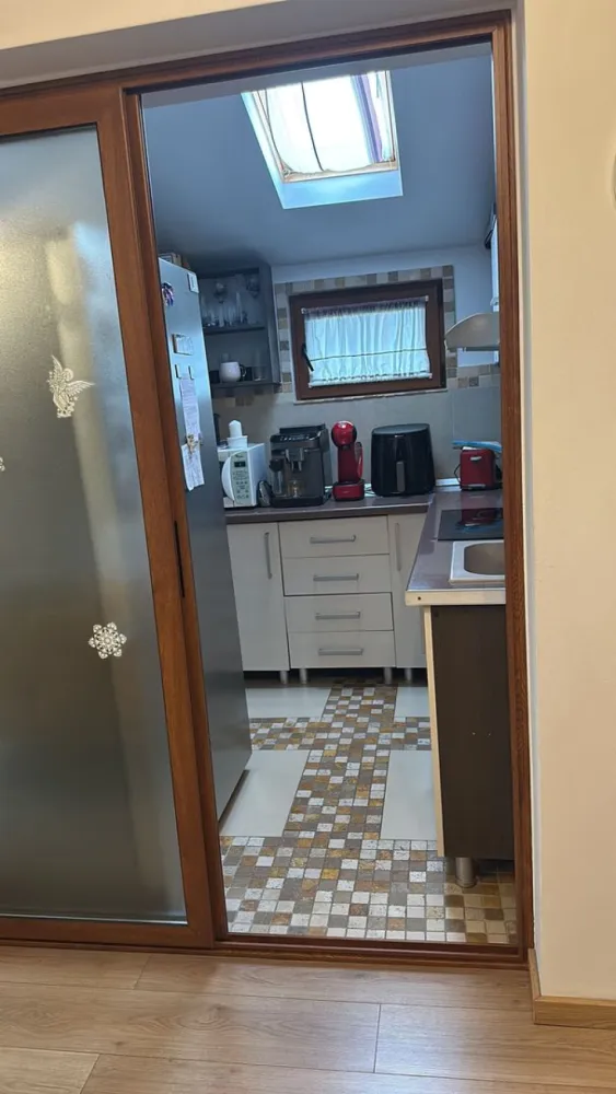 BRASADAS vinde ap 3 cam 2009 etaj 3/3 - Agenția Imobiliara BRASADAS vinde apartament semidecomandat cu 3 camere in zona semicentrală liniștită cu curte interioară închisă, etaj 3/3, bloc din cărămidă, an construcție 2009, apartament pe 2 nivele cu doua dormitoare, geamuri velux și termopan cu jaluzele și plasa de insecte, aer condiționat, centrala termica, uși interioare noi, parchet laminat, mobilat și utilat.