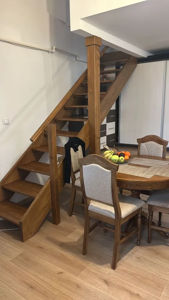 BRASADAS vinde ap 3 cam 2009 etaj 3/3 - Agenția Imobiliara BRASADAS vinde apartament semidecomandat cu 3 camere in zona semicentrală liniștită cu curte interioară închisă, etaj 3/3, bloc din cărămidă, an construcție 2009, apartament pe 2 nivele cu doua dormitoare, geamuri velux și termopan cu jaluzele și plasa de insecte, aer condiționat, centrala termica, uși interioare noi, parchet laminat, mobilat și utilat.